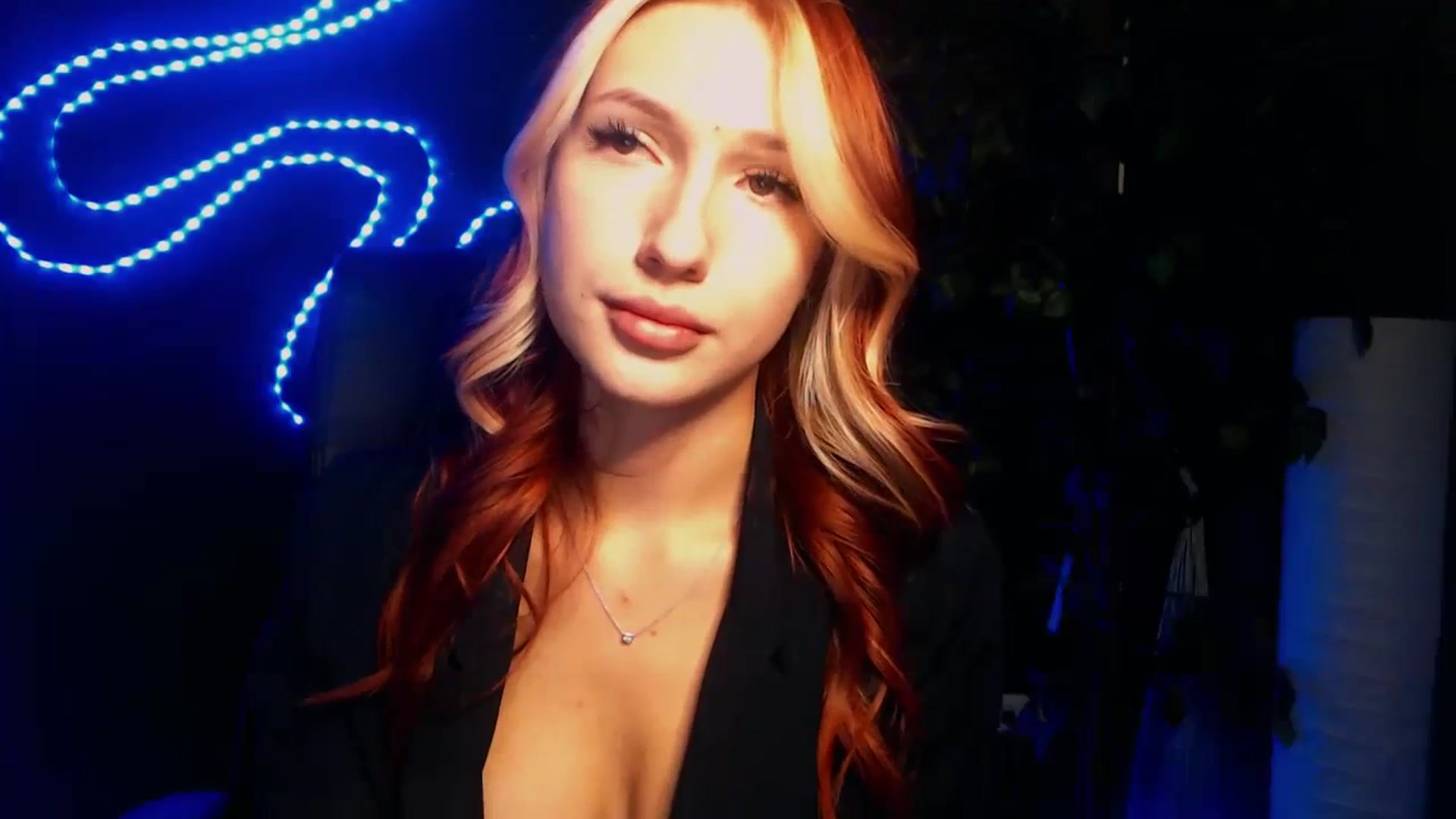 Gallery image thumbnail from LovelyGin's myfreecams stream on, 10/19/2023, 13:36 image 15 of 20