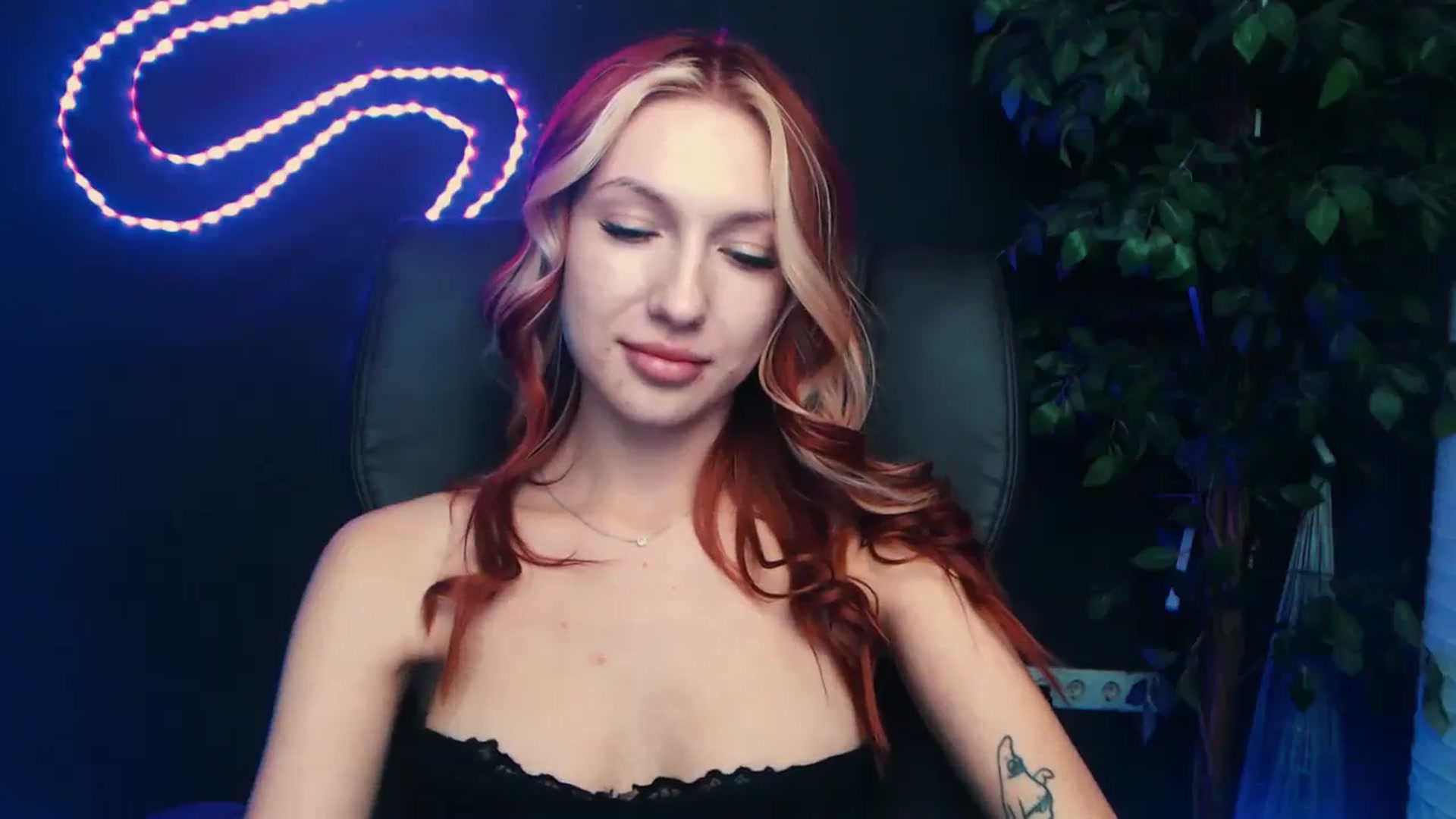 Gallery image thumbnail from LovelyGin's myfreecams stream on, 10/24/2023, 16:38 image 19 of 20