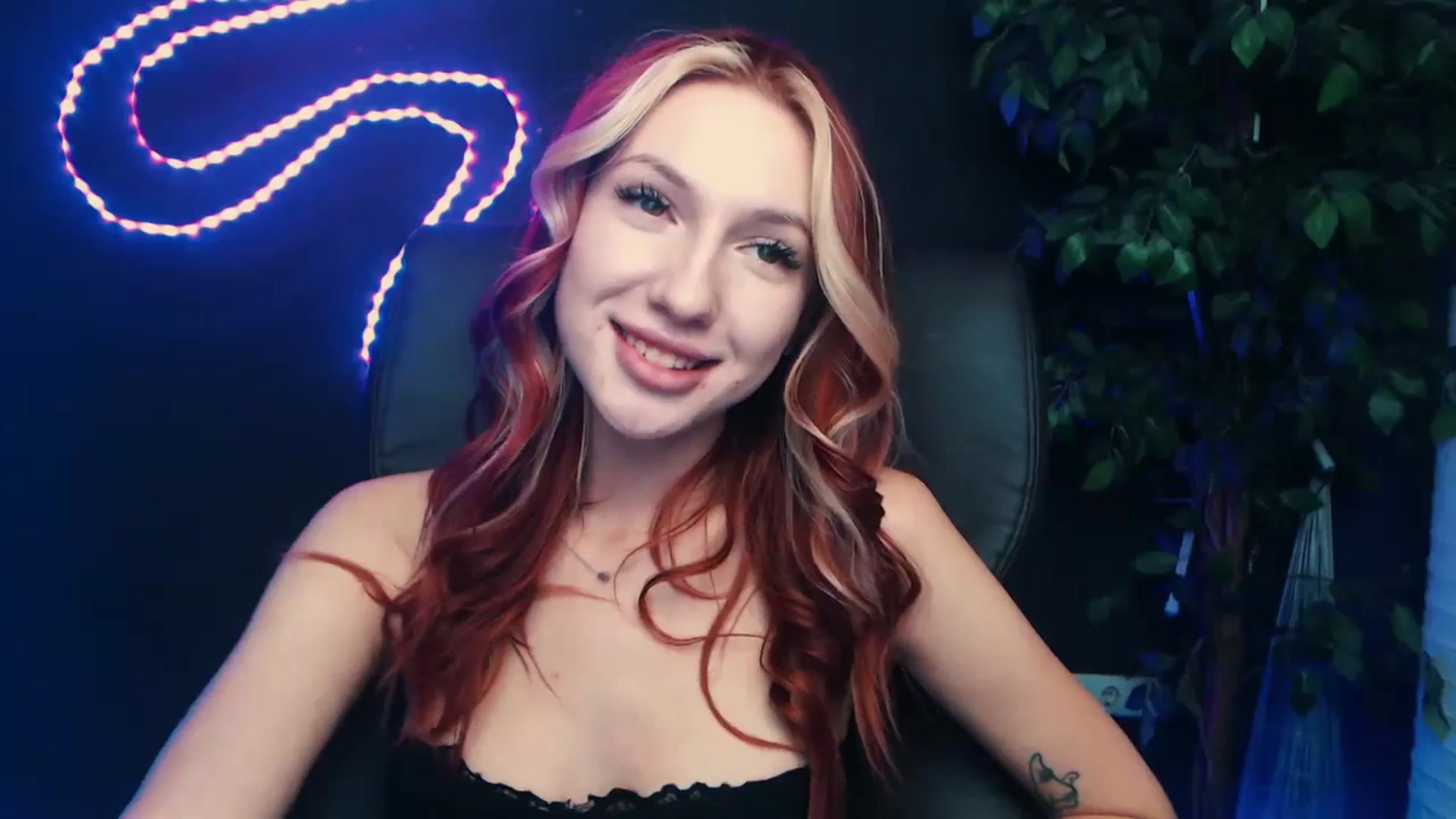Gallery image thumbnail from LovelyGin's myfreecams stream on, 10/24/2023, 16:38 image 5 of 20