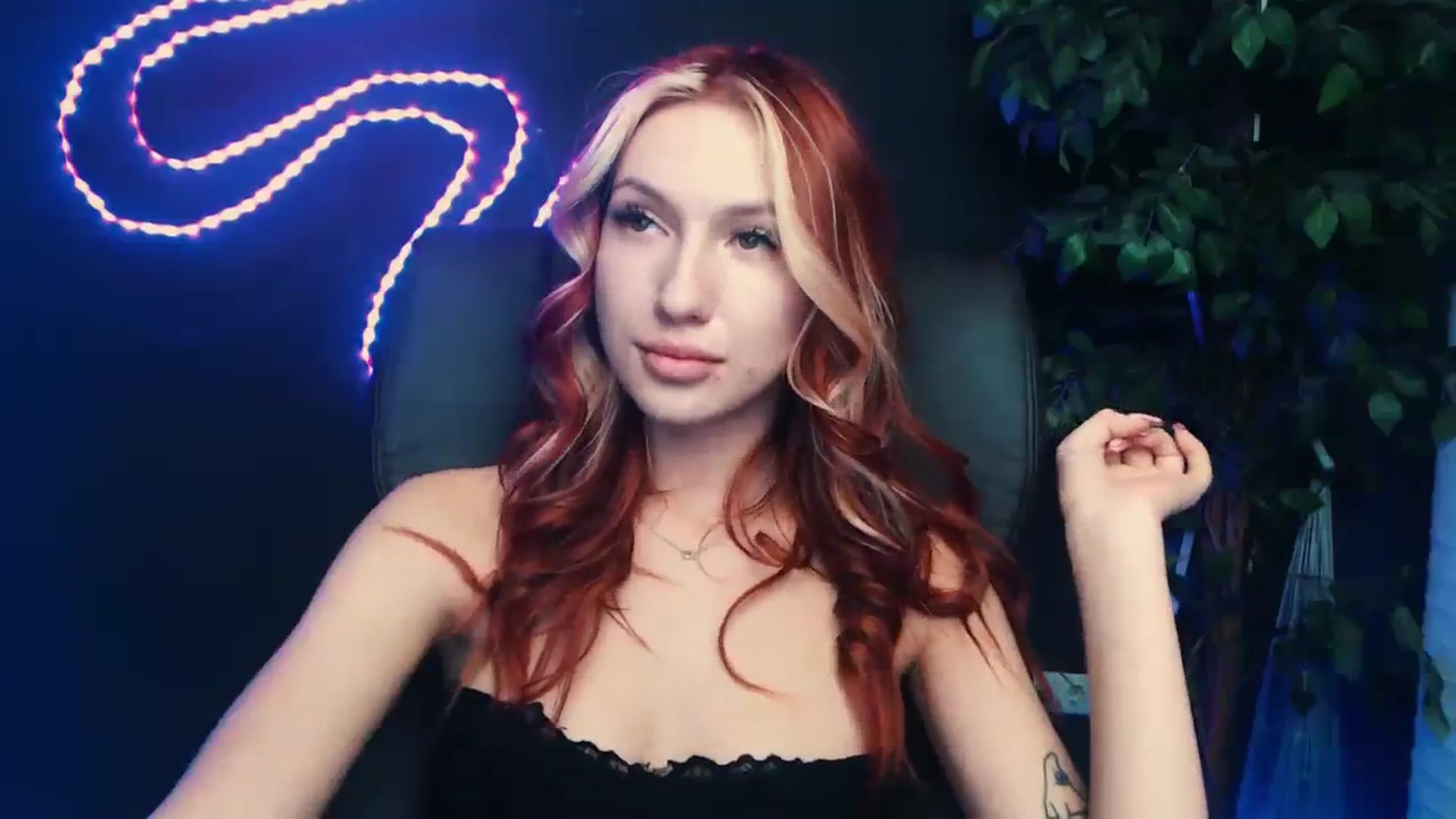 Gallery image thumbnail from LovelyGin's myfreecams stream on, 10/24/2023, 16:38 image 8 of 20