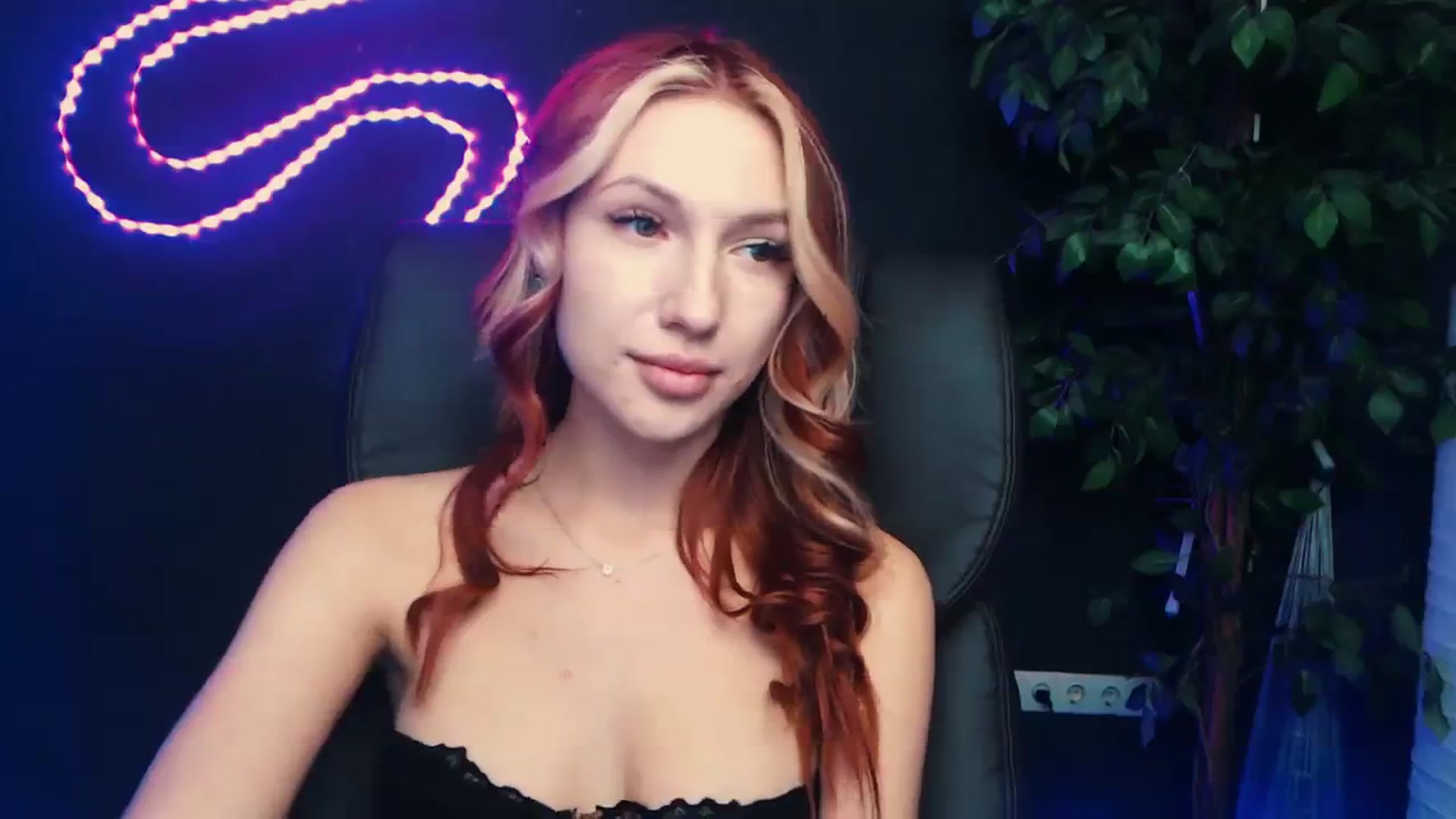Gallery image thumbnail from LovelyGin's myfreecams stream on, 10/24/2023, 16:38 image 15 of 20