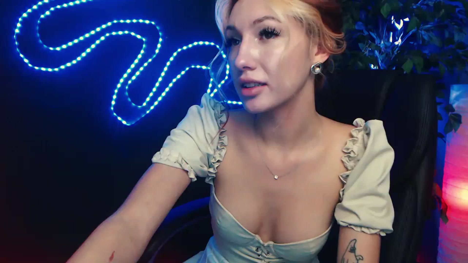 Gallery image thumbnail from LovelyGin's myfreecams stream on, 11/10/2023, 15:01 image 10 of 20