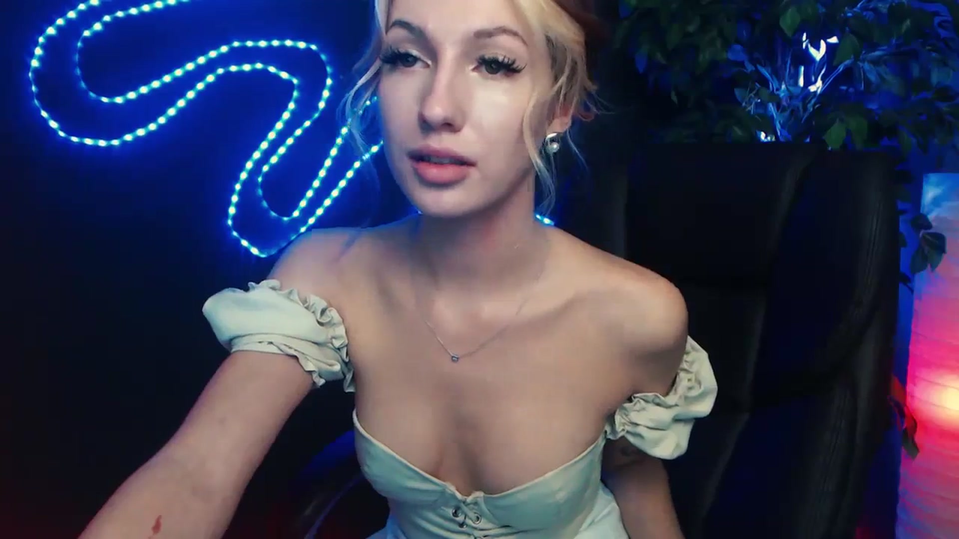 Gallery image thumbnail from LovelyGin's myfreecams stream on, 11/10/2023, 15:01 image 7 of 20