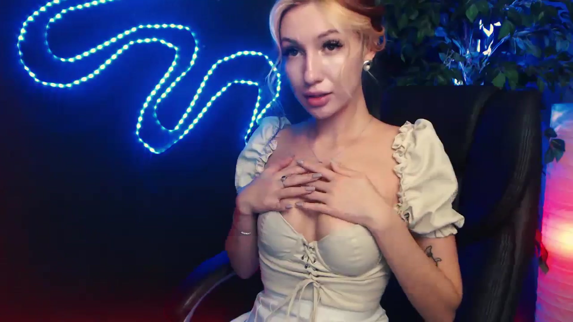 Gallery image thumbnail from LovelyGin's myfreecams stream on, 11/10/2023, 15:01 image 9 of 20