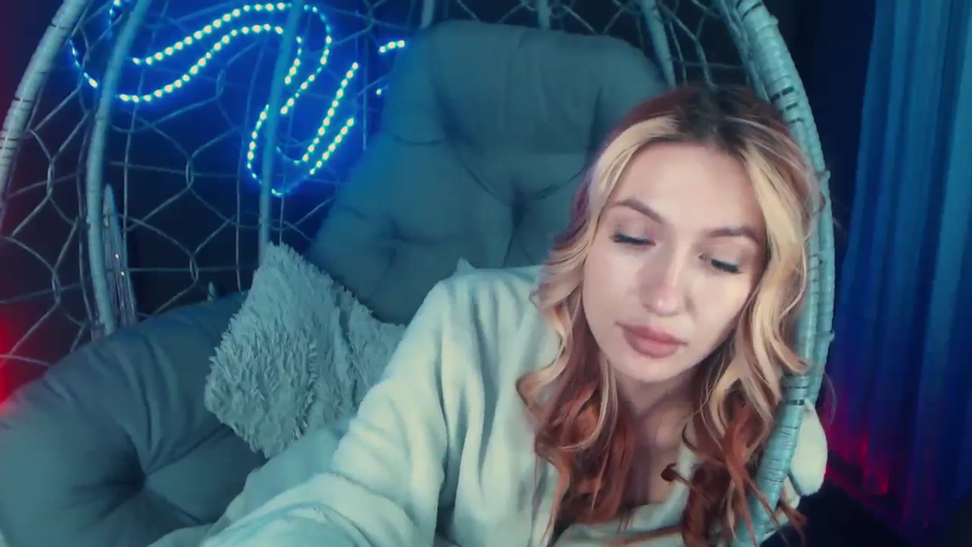 Gallery image thumbnail from LovelyGin's myfreecams stream on, 12/04/2023, 19:52 image 18 of 20