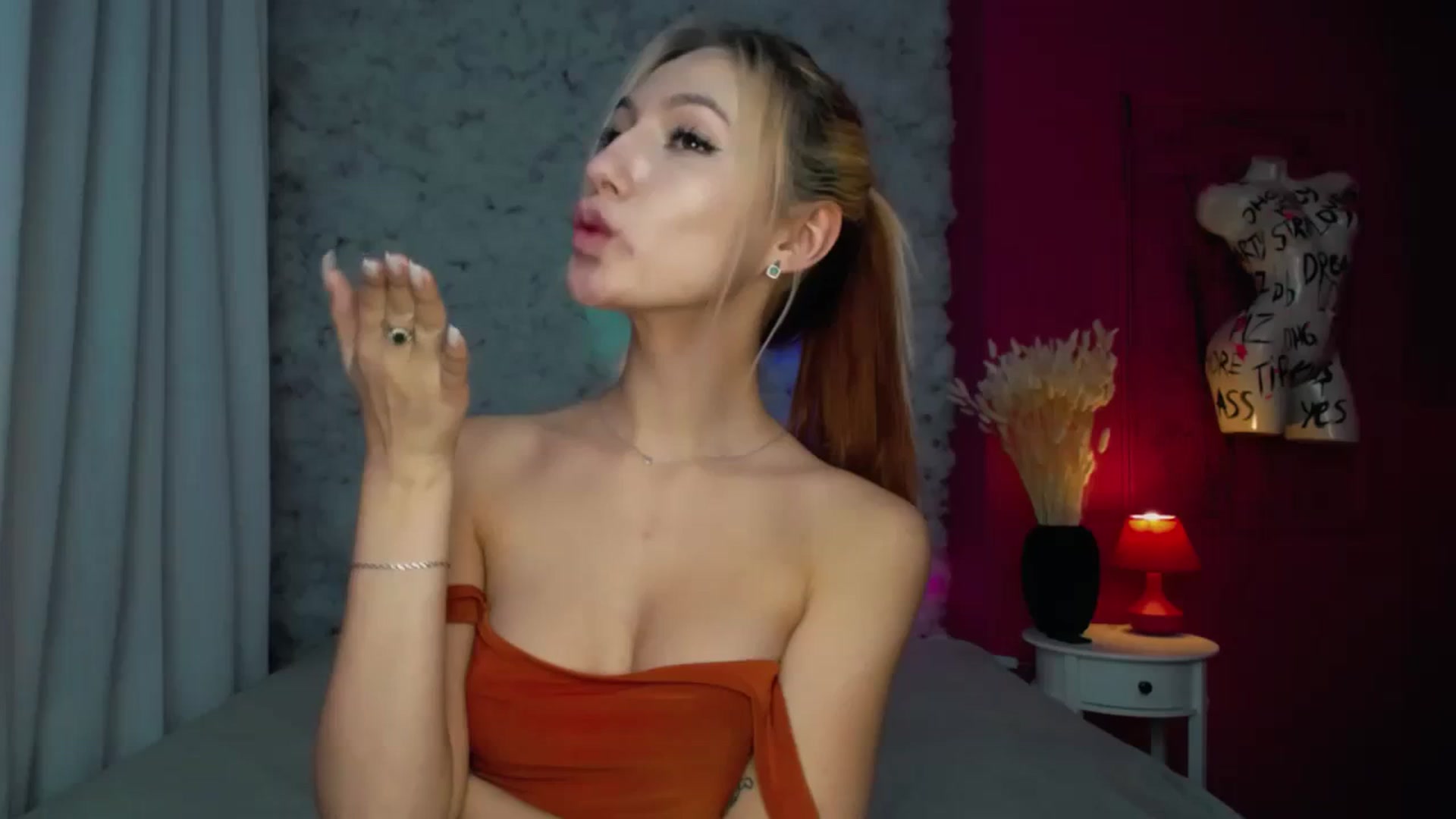Gallery image thumbnail from LovelyGin's myfreecams stream on, 12/12/2023, 17:22 image 4 of 20