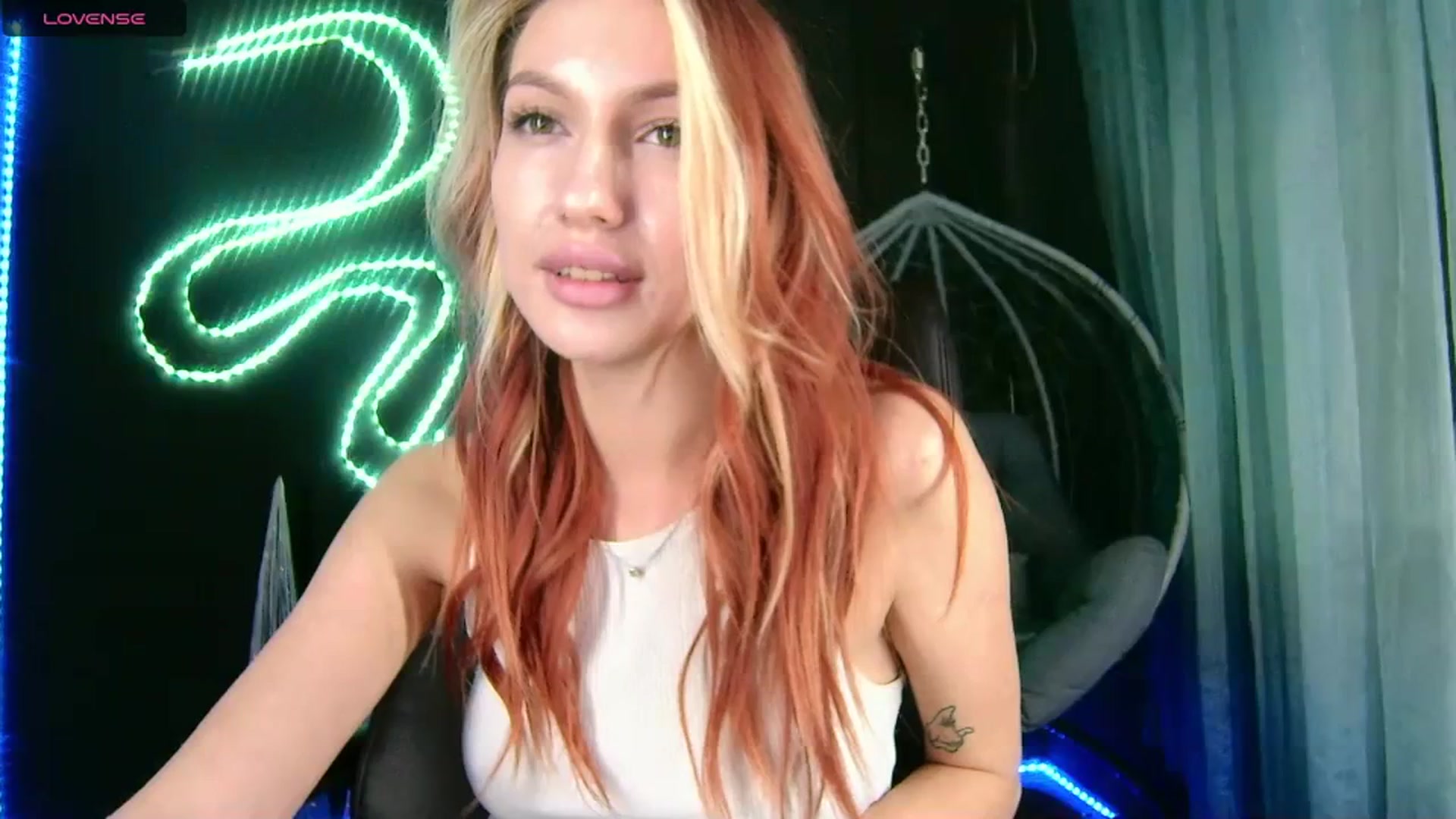 Gallery image thumbnail from LovelyGin's myfreecams stream on, 12/18/2023, 18:46 image 6 of 20