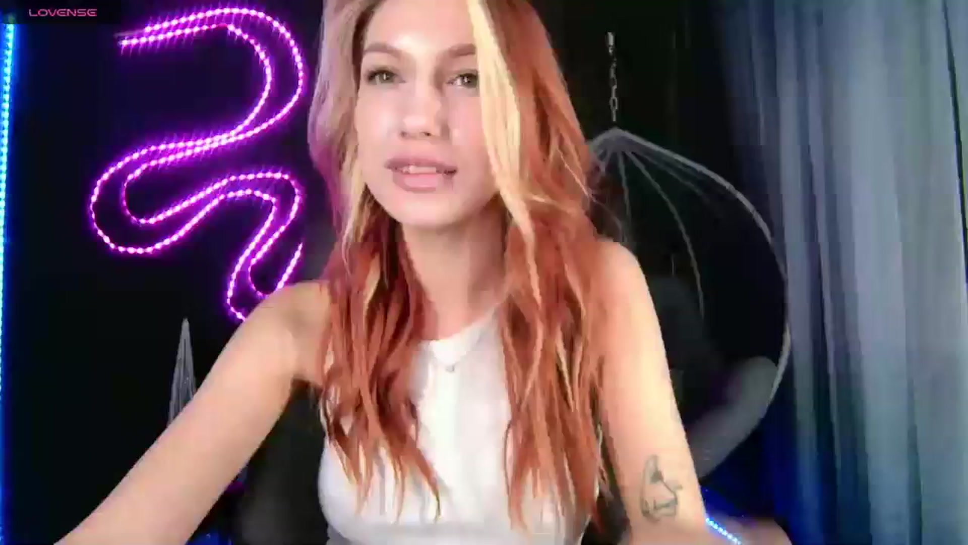 Gallery image thumbnail from LovelyGin's myfreecams stream on, 12/18/2023, 18:46 image 2 of 20