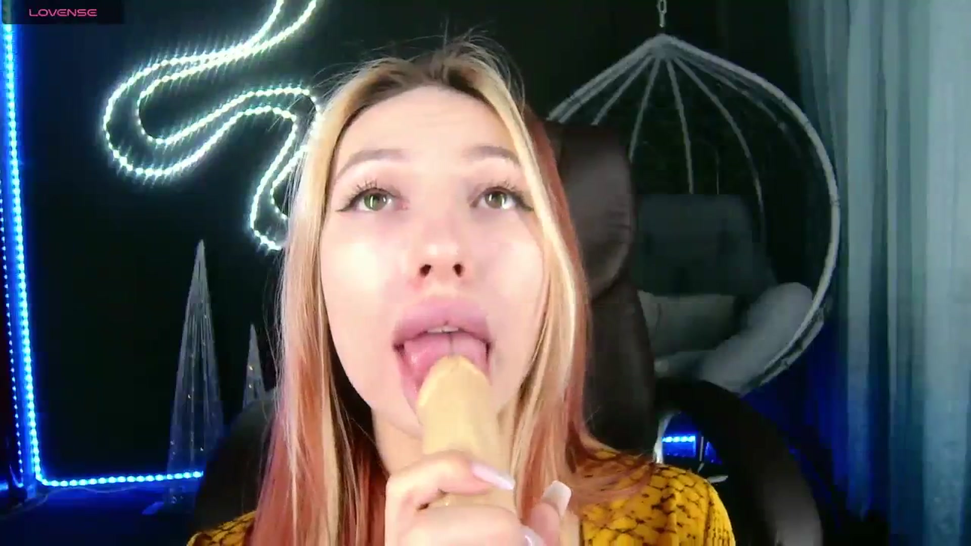 Gallery image thumbnail from LovelyGin's myfreecams stream on, 12/19/2023, 14:34 image 9 of 20