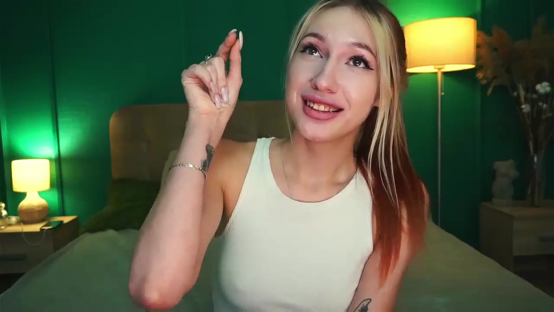 Gallery image thumbnail from LovelyGin's myfreecams stream on, 12/21/2023, 18:49 image 18 of 20