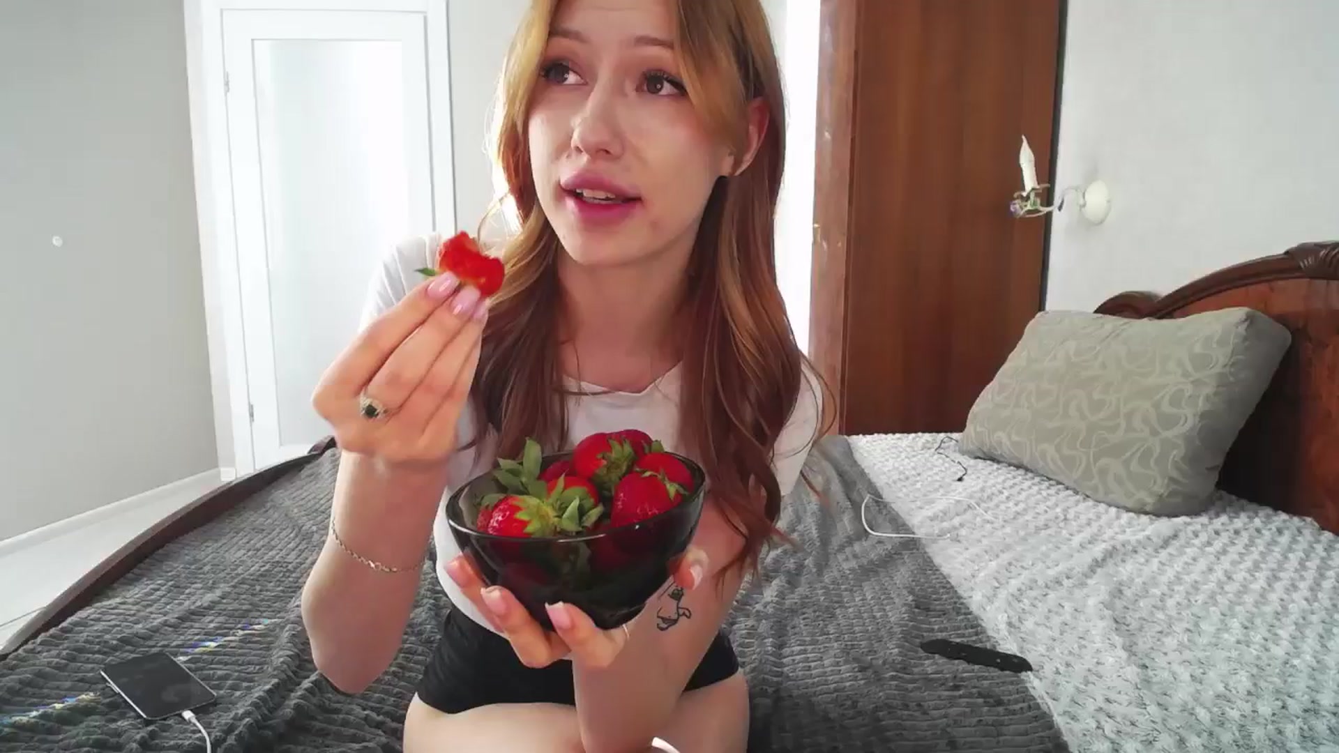 Gallery image thumbnail from LovelyGin's myfreecams stream on, 05/04/2024, 15:28 image 14 of 20