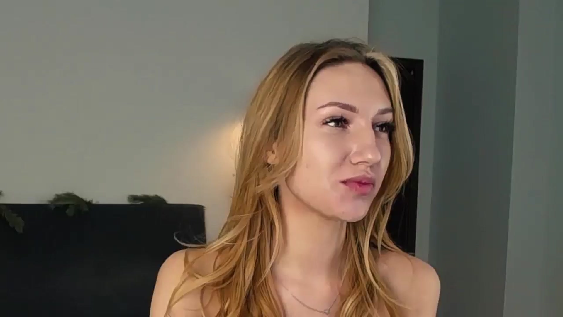 Gallery image thumbnail from LovelyGin's myfreecams stream on, 01/03/2025, 18:51 image 4 of 20
