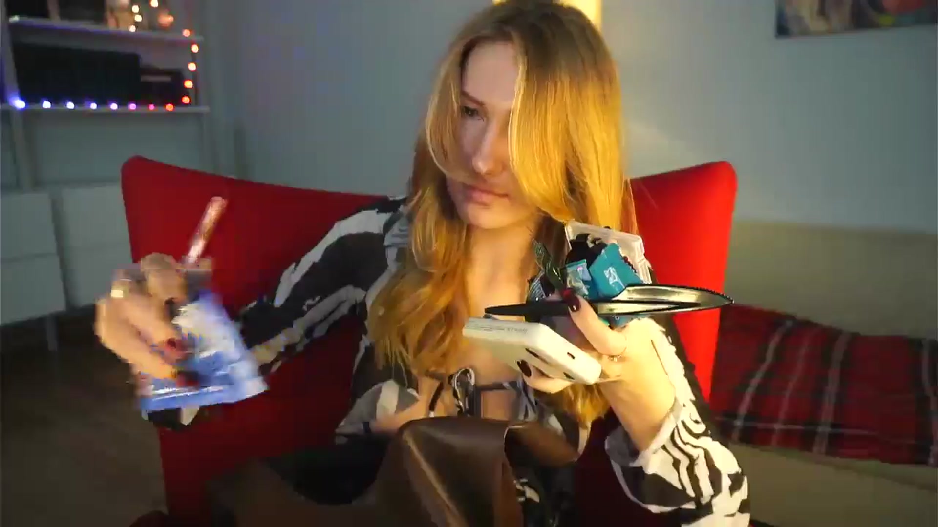 Gallery image thumbnail from LovelyGin's myfreecams stream on, 01/06/2025, 16:32 image 6 of 20