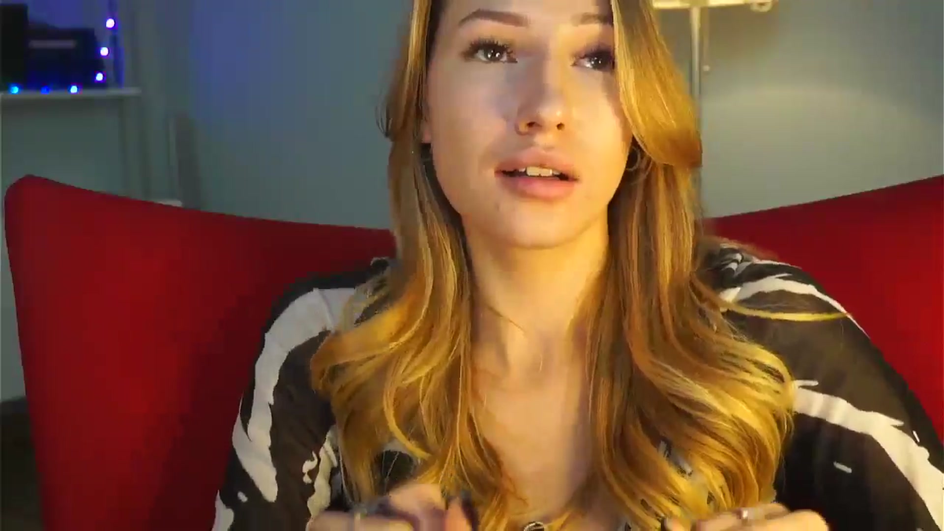 Gallery image thumbnail from LovelyGin's myfreecams stream on, 01/06/2025, 16:32 image 15 of 20