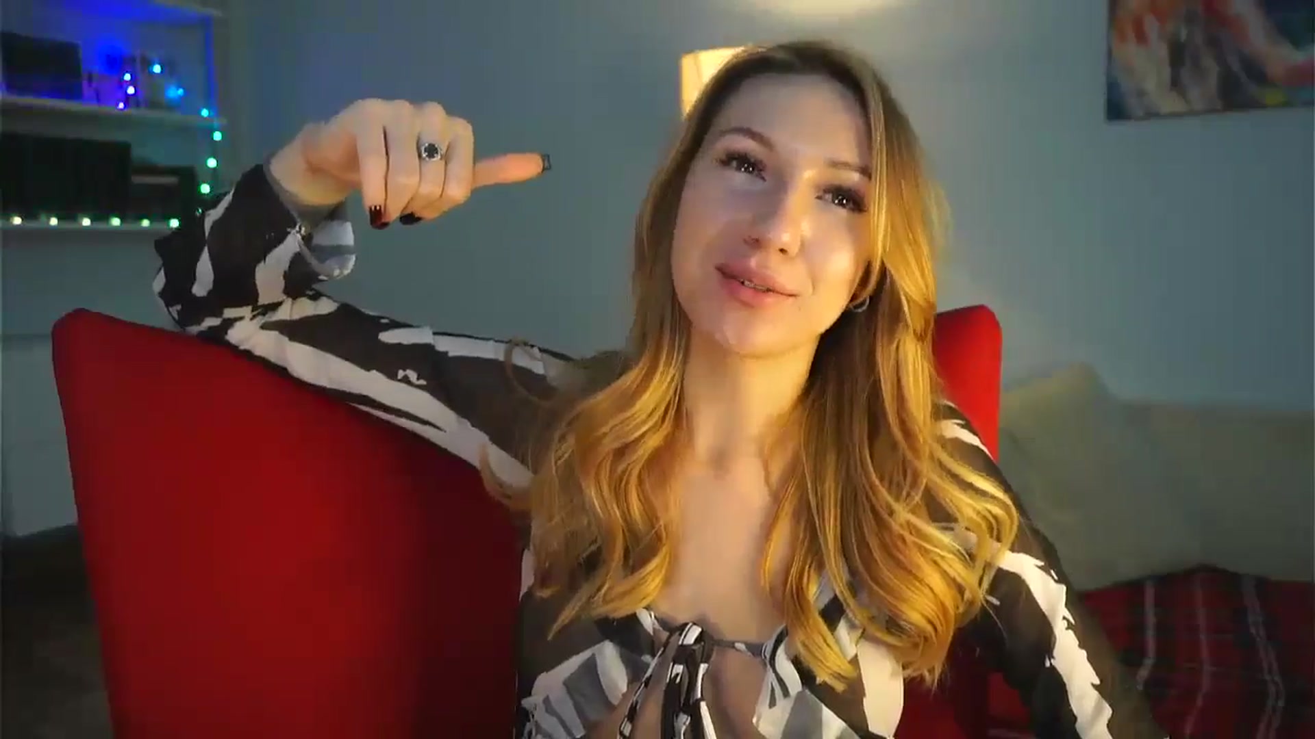 Gallery image thumbnail from LovelyGin's myfreecams stream on, 01/06/2025, 19:16 image 8 of 20