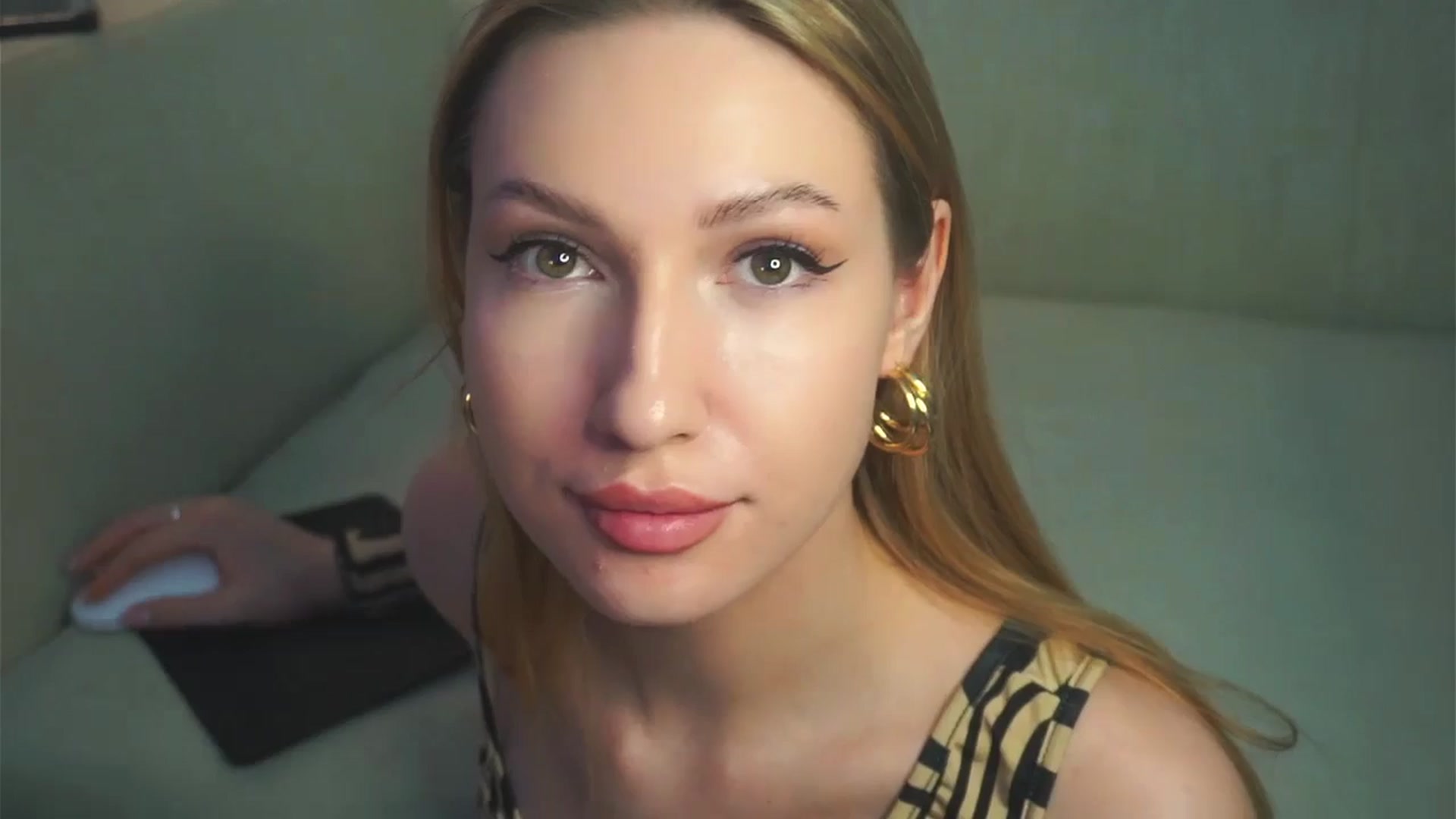 Gallery image thumbnail from LovelyGin's myfreecams stream on, 01/20/2025, 16:35 image 11 of 20