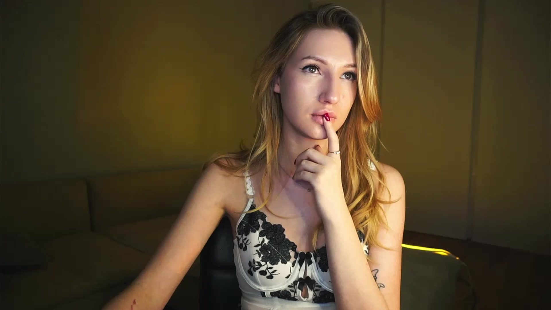 Gallery image thumbnail from LovelyGin's myfreecams stream on, 03/20/2025, 20:00 image 19 of 20