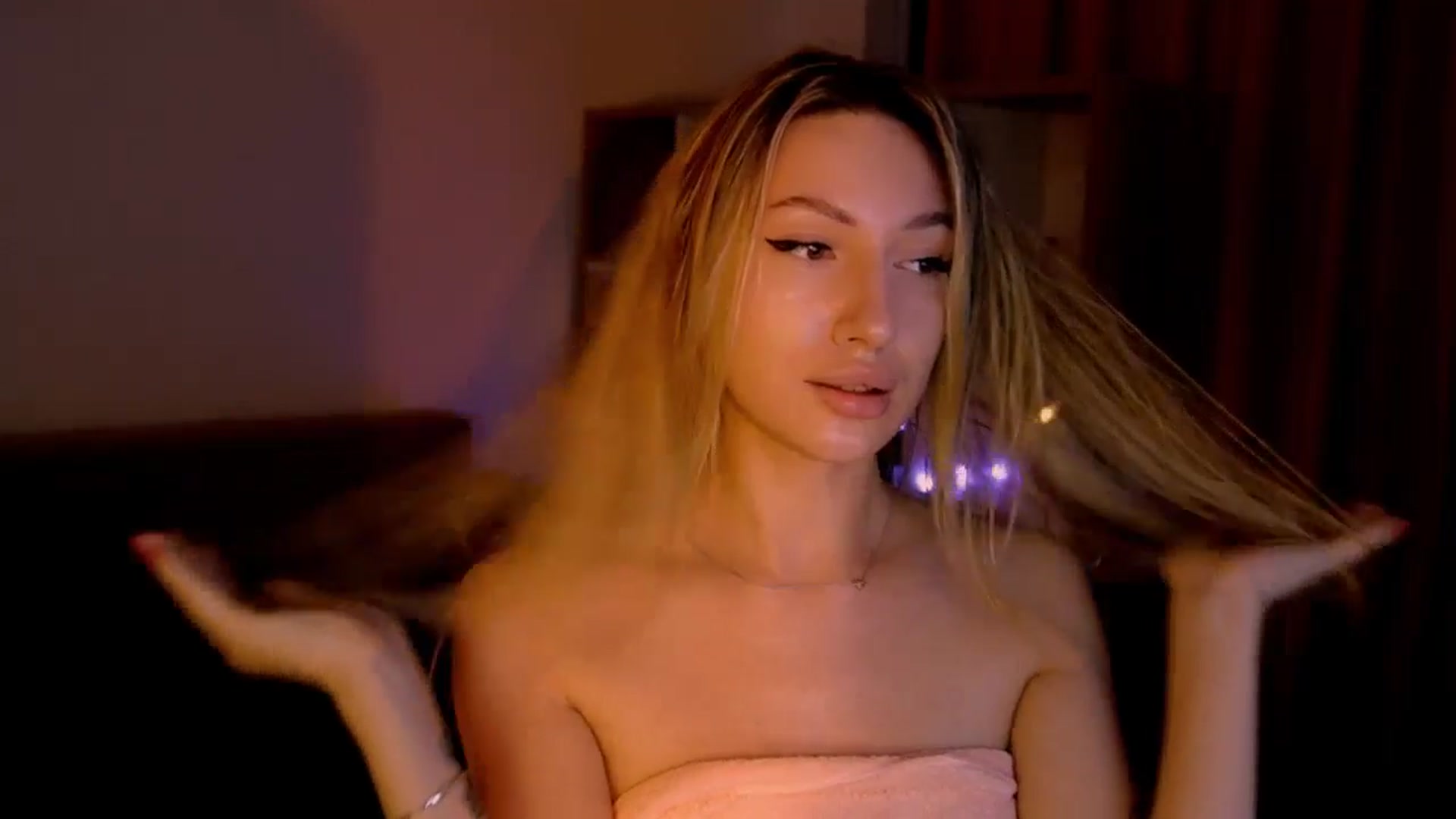 Gallery image thumbnail from LovelyGin's myfreecams stream on, 05/29/2025, 13:56 image 6 of 20