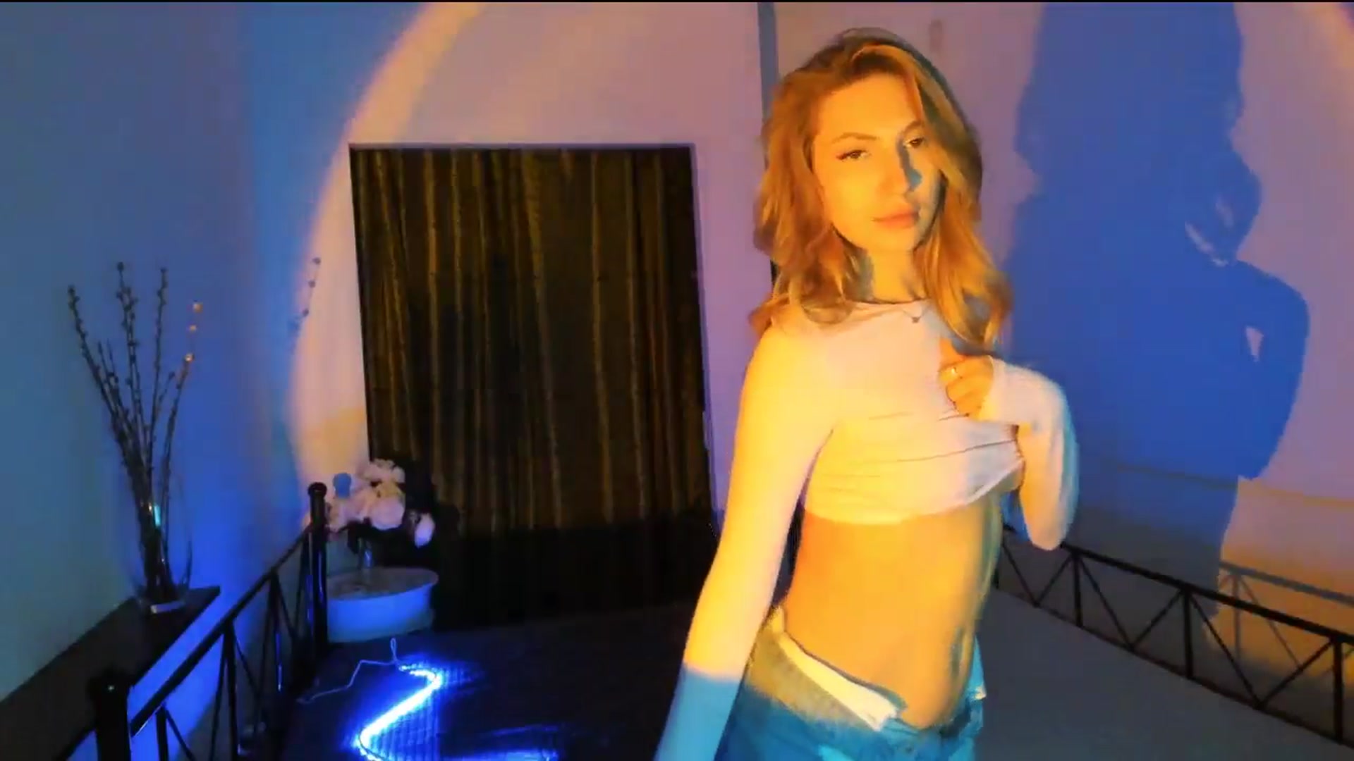 Gallery image thumbnail from LovelyGin's myfreecams stream on, 06/11/2025, 18:38 image 15 of 20