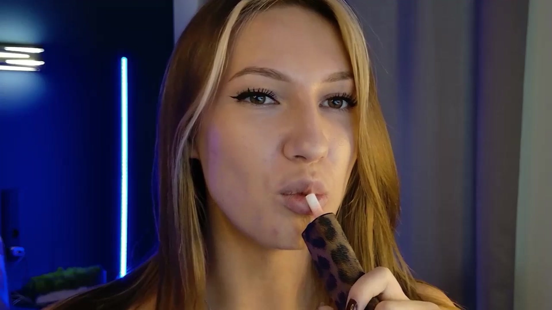 Gallery image thumbnail from LovelyGin's myfreecams stream on, 09/25/2025, 15:23 image 8 of 20