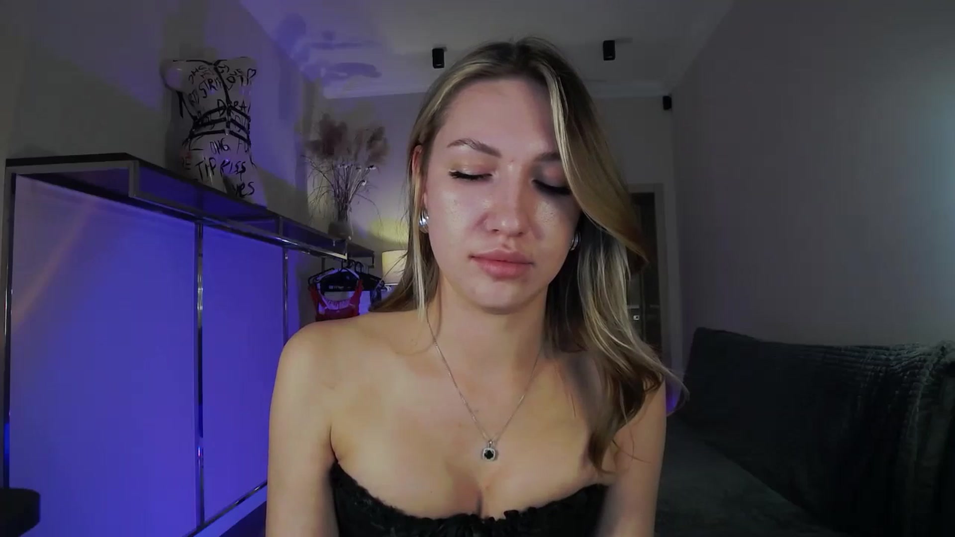 Gallery image thumbnail from LovelyGin's myfreecams stream on, 10/06/2025, 15:54 image 13 of 20