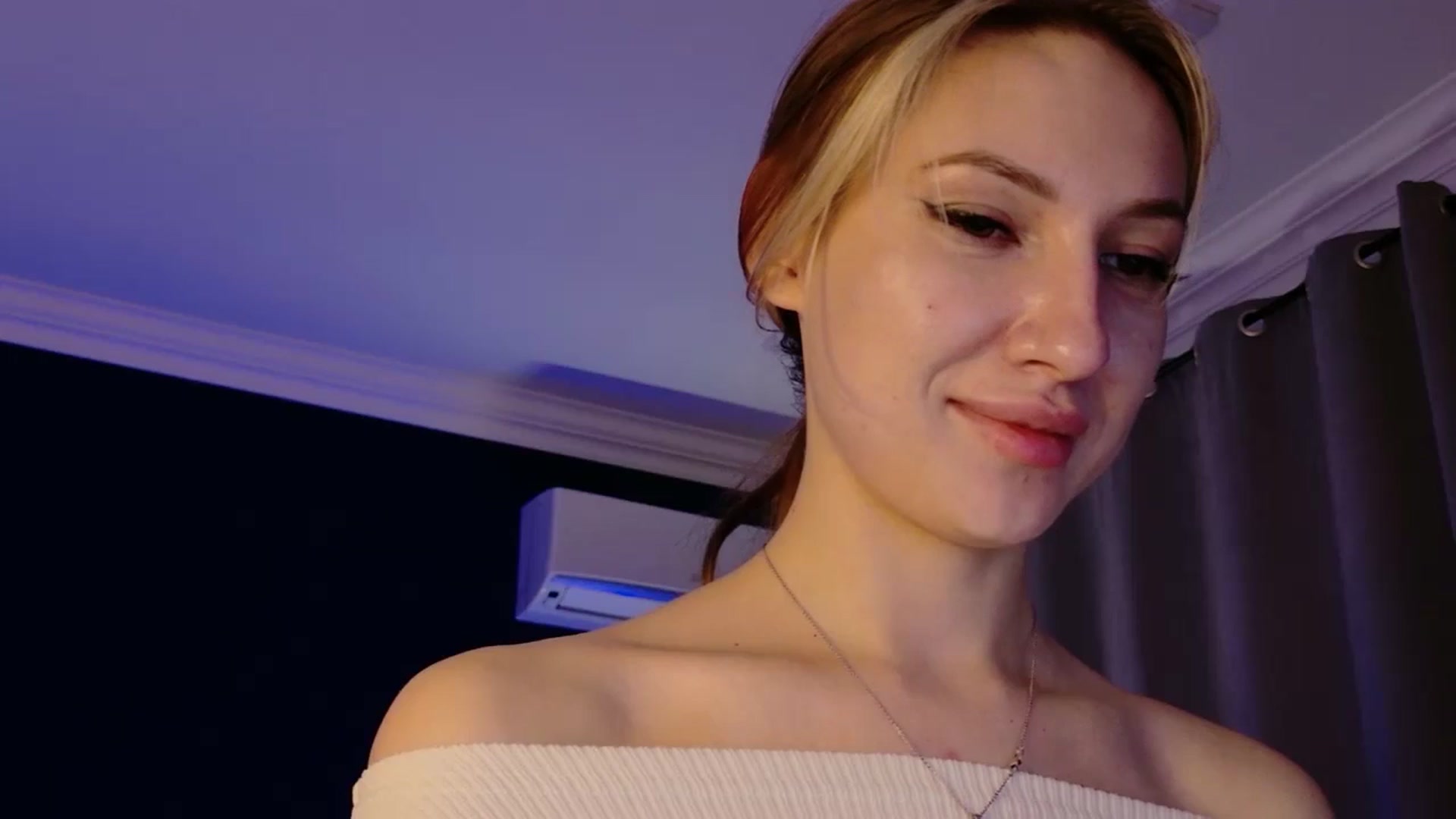 Gallery image thumbnail from LovelyGin's myfreecams stream on, 10/28/2025, 19:54 image 11 of 20