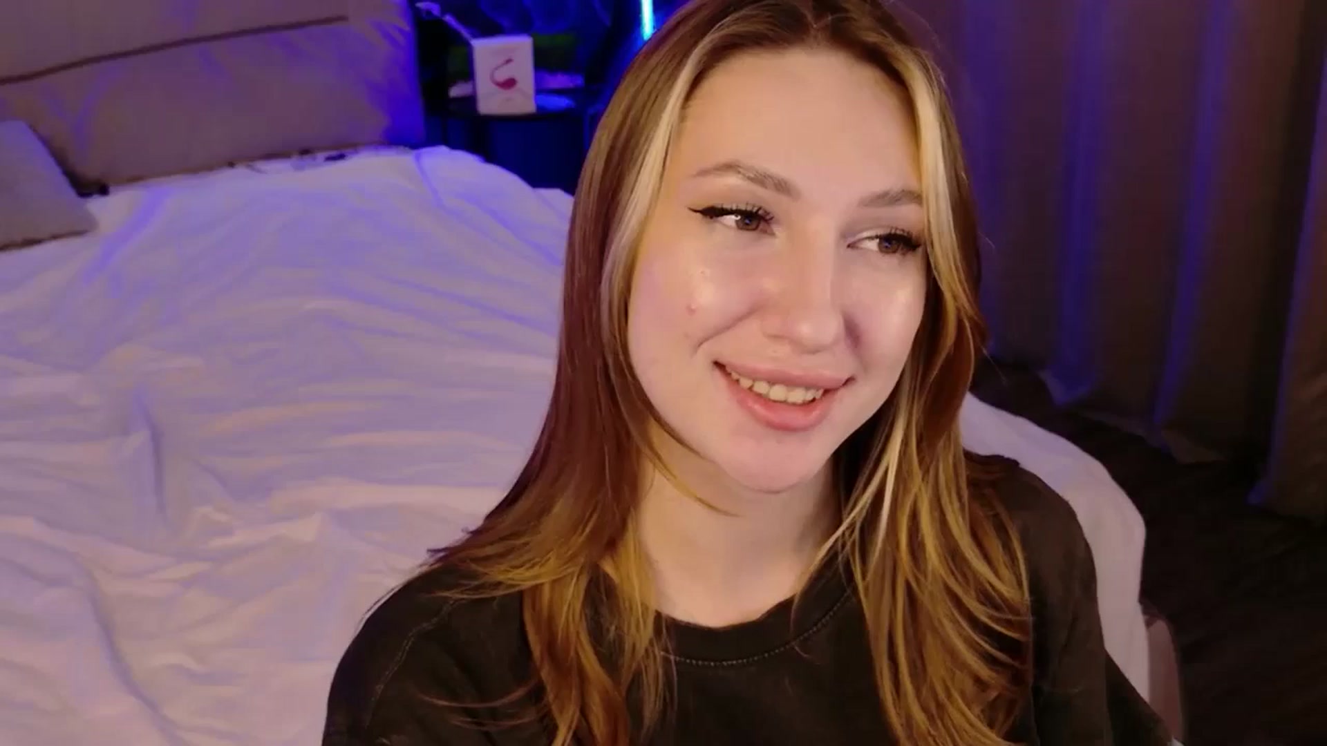 Gallery image thumbnail from LovelyGin's myfreecams stream on, 11/17/2025, 20:18 image 9 of 20