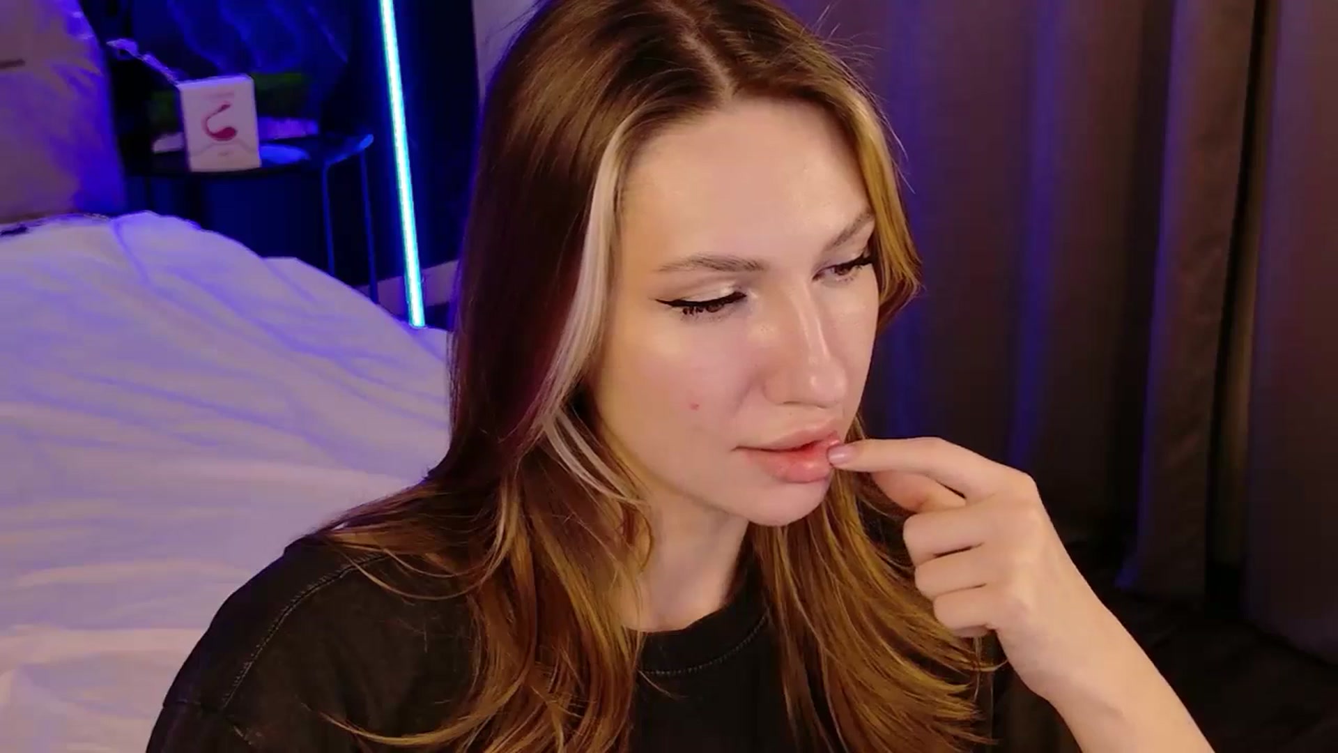 Gallery image thumbnail from LovelyGin's myfreecams stream on, 11/17/2025, 20:18 image 16 of 20