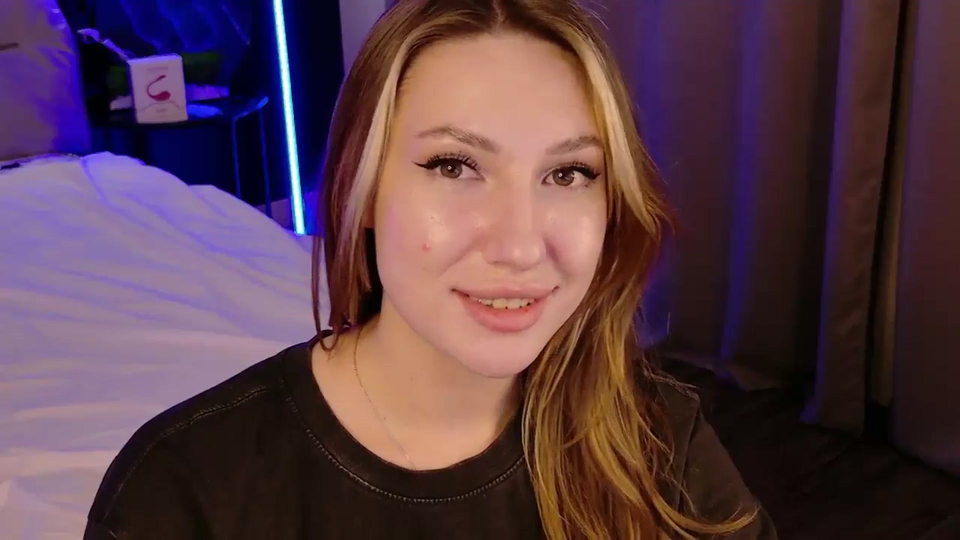 Gallery image thumbnail from LovelyGin's myfreecams stream on, 11/17/2025, 20:18 image 17 of 20