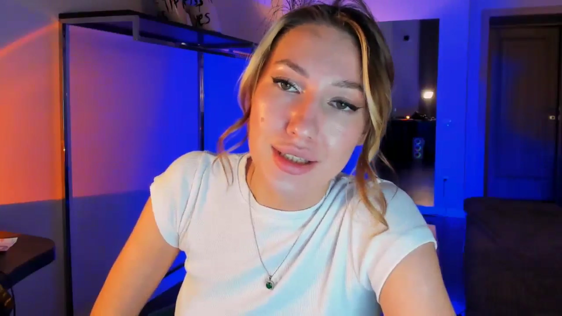 Gallery image thumbnail from LovelyGin's myfreecams stream on, 11/18/2025, 16:42 image 15 of 20