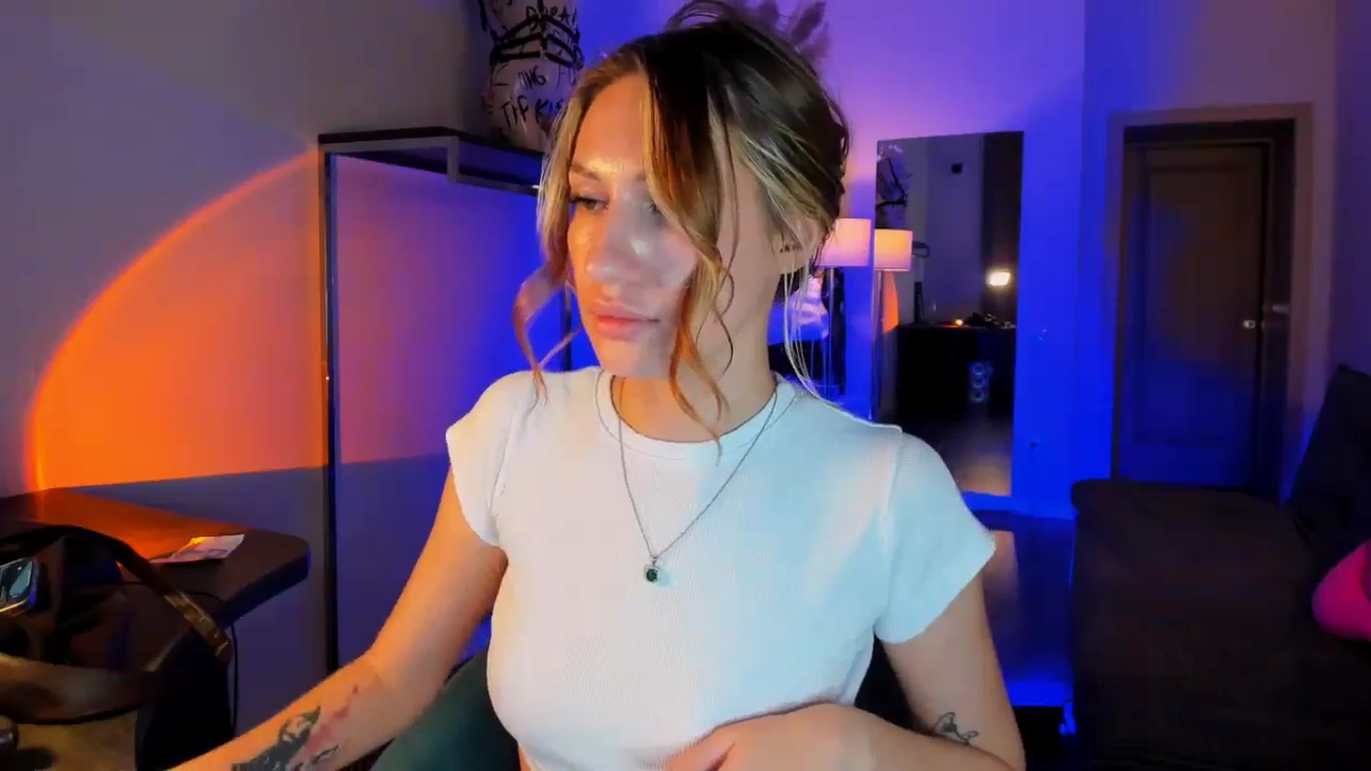 Gallery image thumbnail from LovelyGin's myfreecams stream on, 11/18/2025, 16:42 image 12 of 20