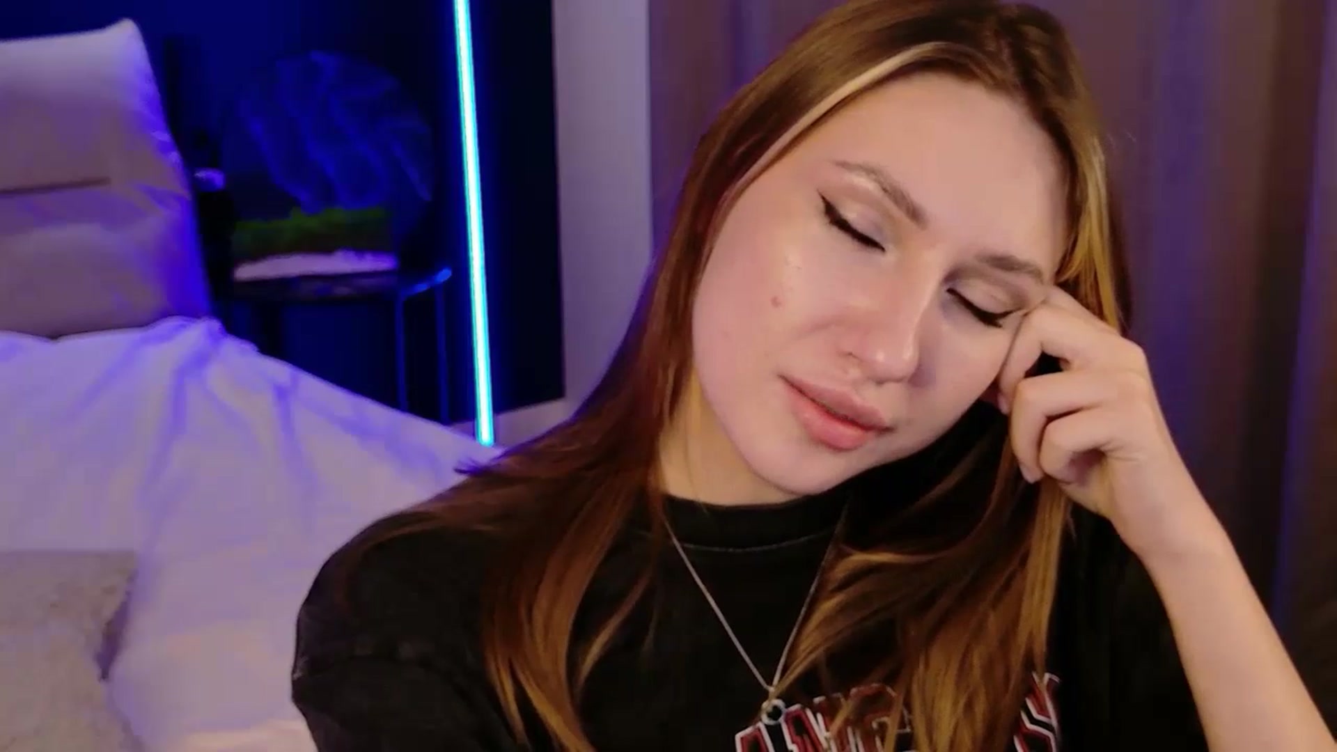 Gallery image thumbnail from LovelyGin's myfreecams stream on, 11/19/2025, 20:09 image 12 of 20