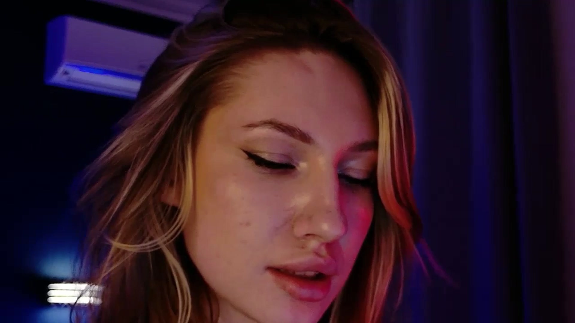 Gallery image thumbnail from LovelyGin's myfreecams stream on, 11/25/2025, 19:34 image 15 of 20