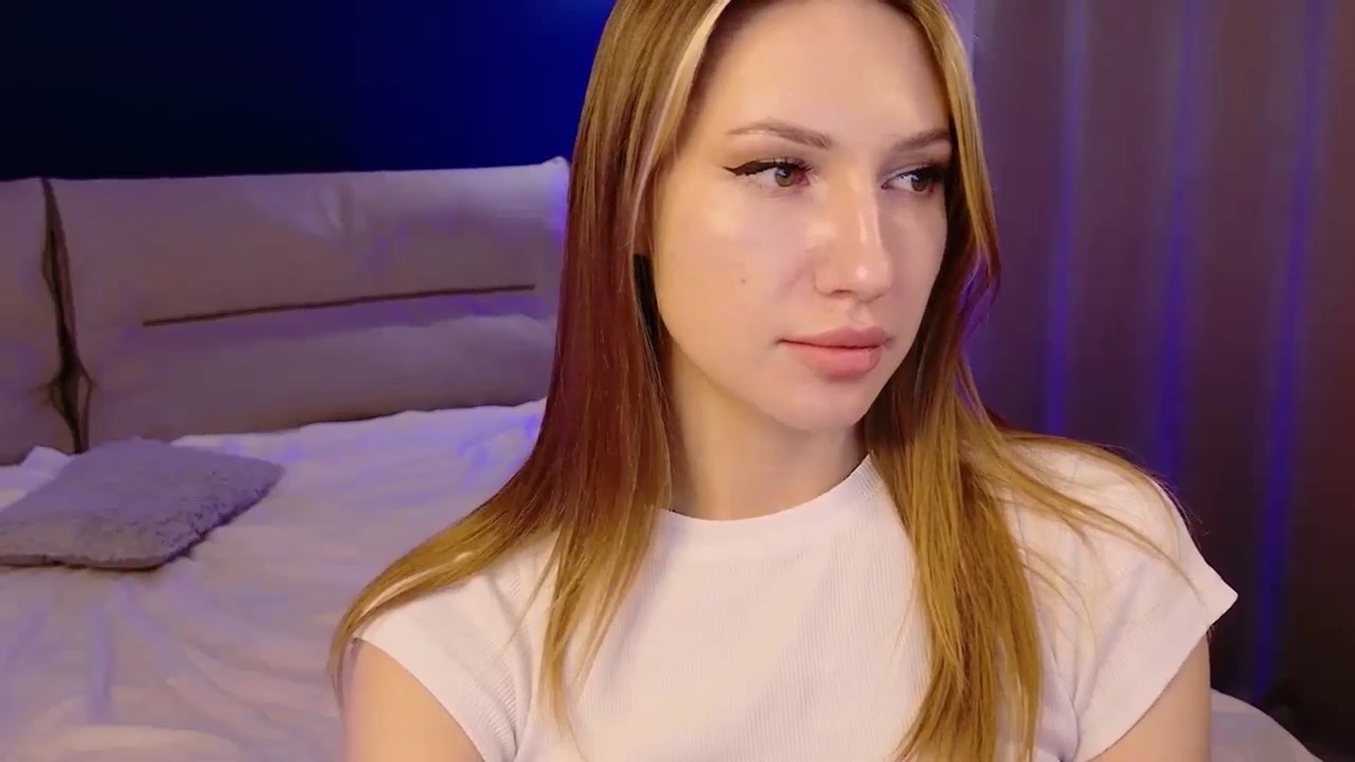 Gallery image thumbnail from LovelyGin's myfreecams stream on, 11/27/2025, 18:22 image 12 of 20