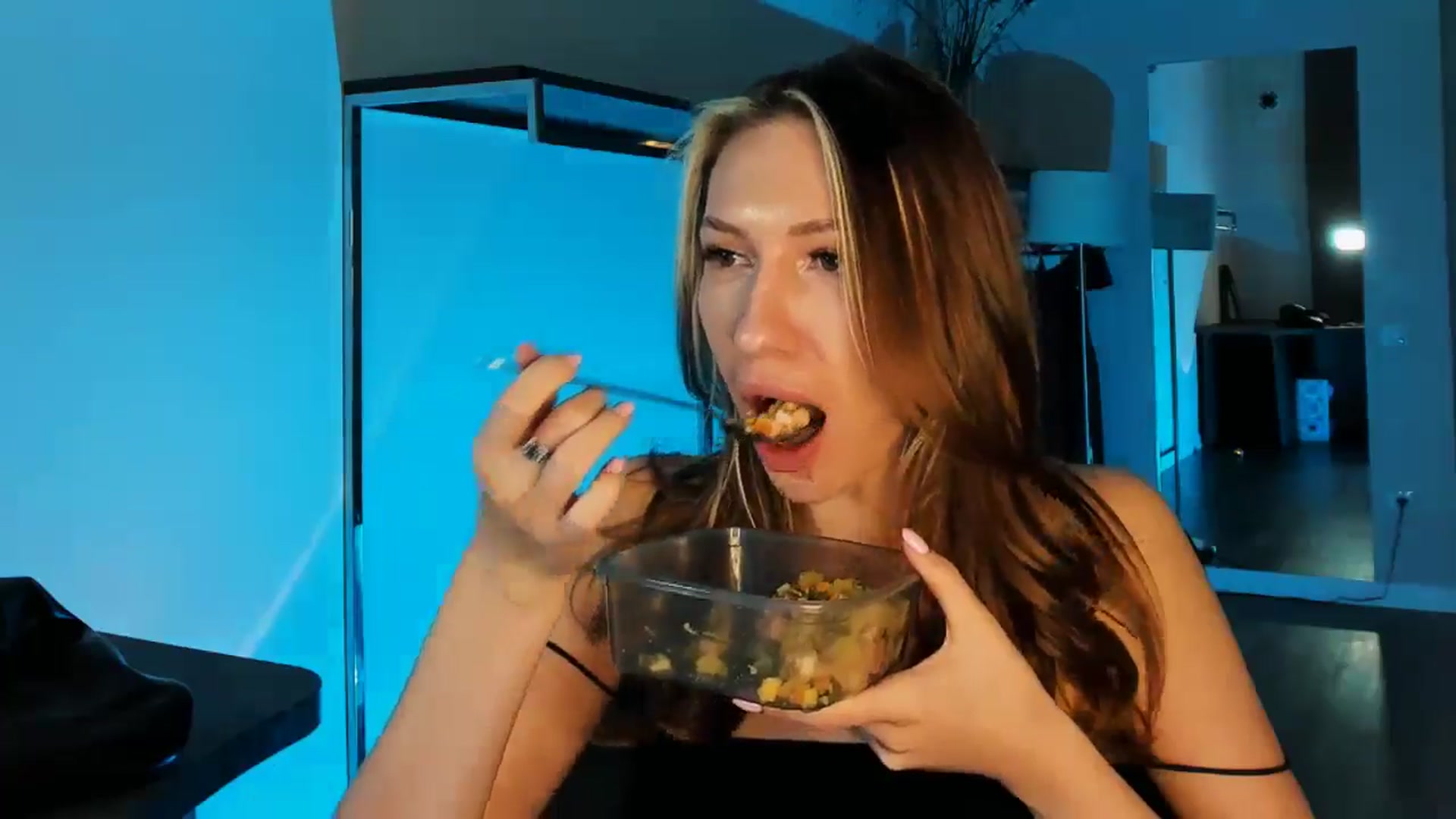 Gallery image thumbnail from LovelyGin's myfreecams stream on, 12/18/2025, 20:10 image 8 of 20