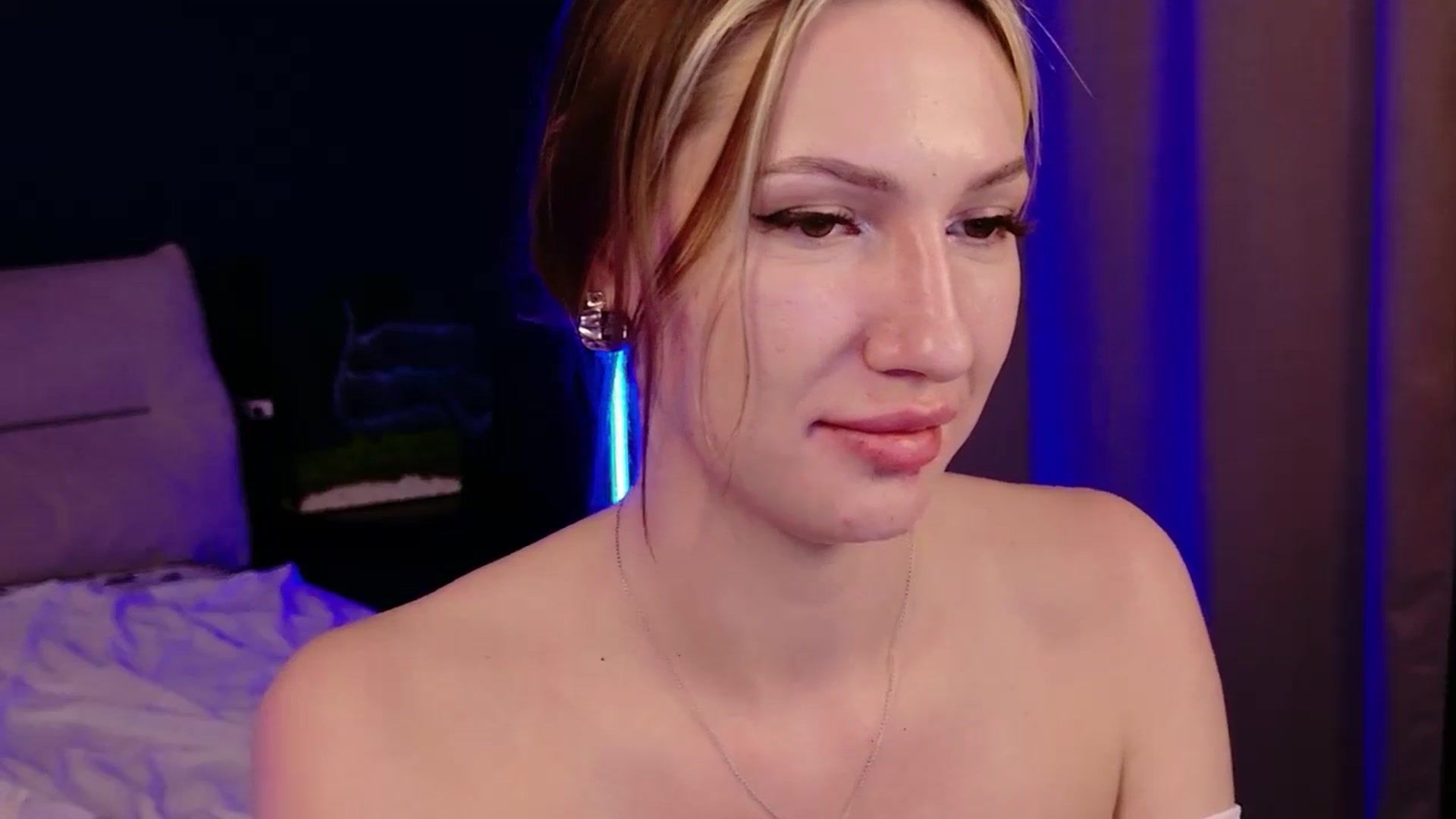 Gallery image thumbnail from LovelyGin's myfreecams stream on, 12/25/2025, 20:42 image 17 of 20