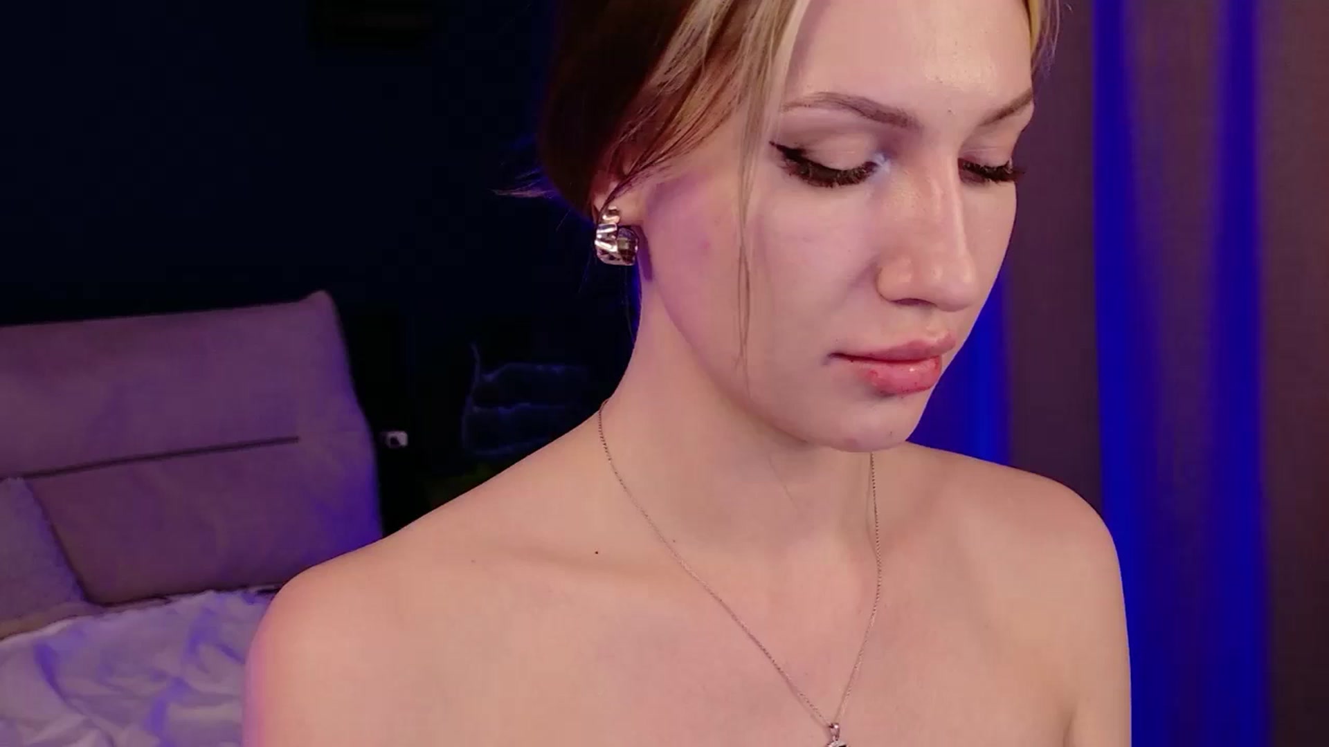 Gallery image thumbnail from LovelyGin's myfreecams stream on, 12/25/2025, 20:42 image 6 of 20