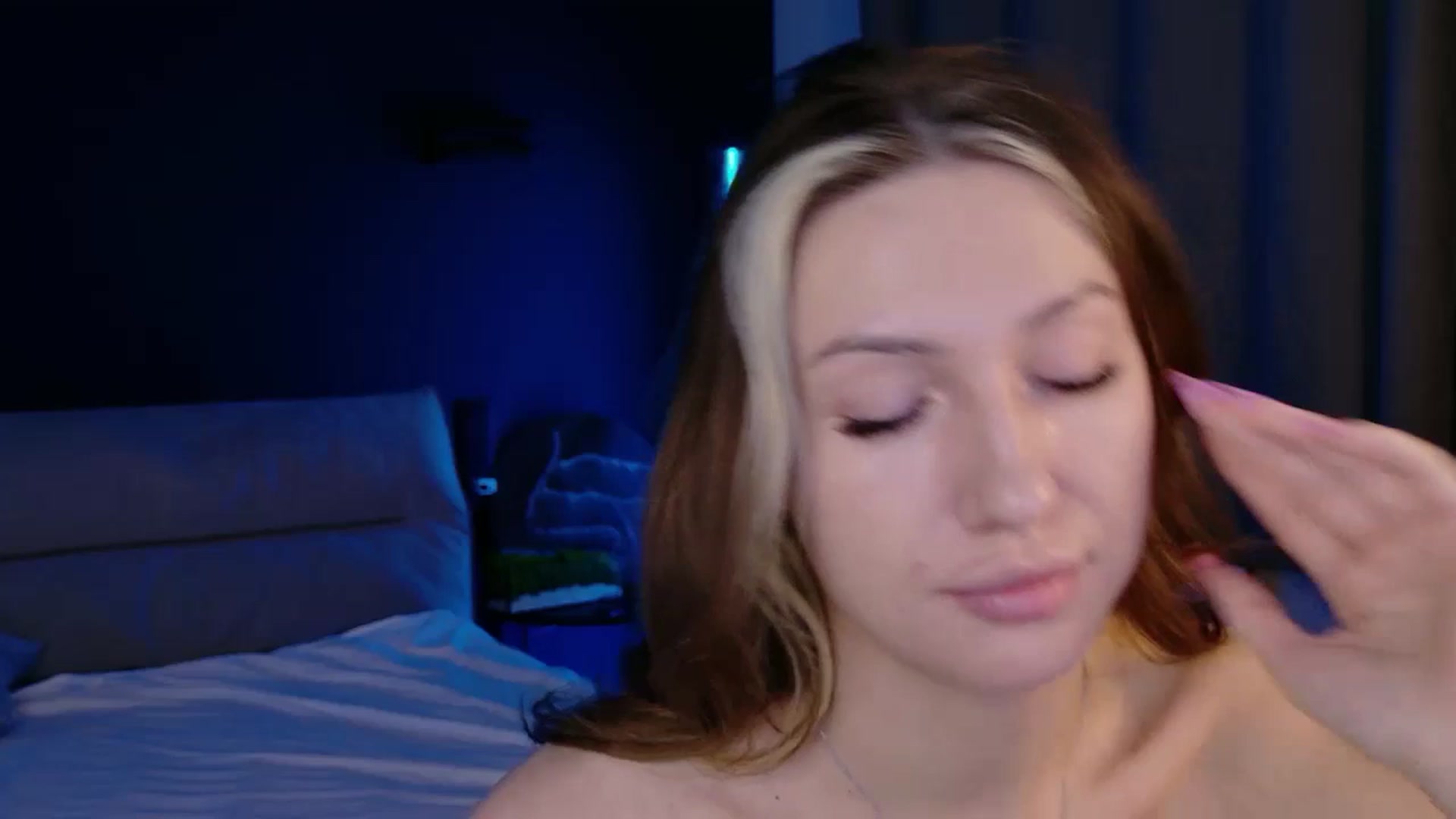 Gallery image thumbnail from LovelyGin's myfreecams stream on, 01/08/2026, 14:25 image 15 of 20