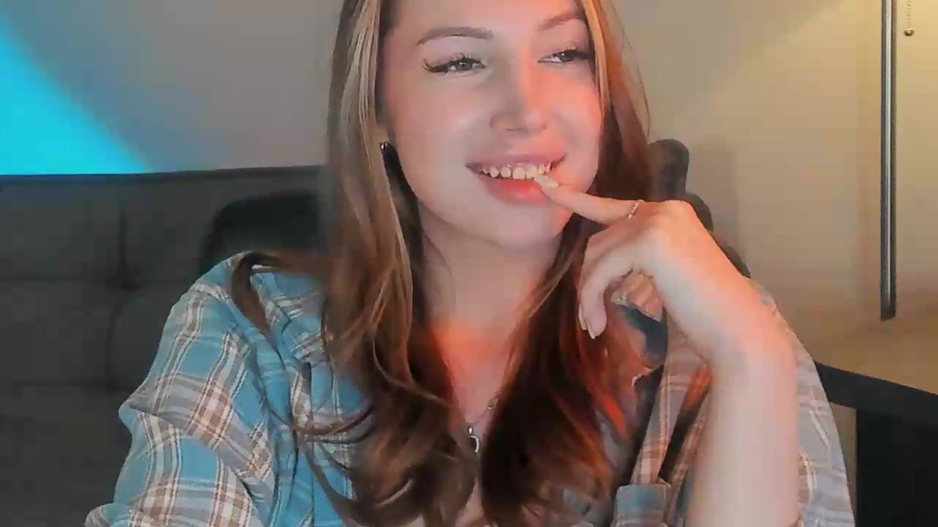 Gallery image thumbnail from LovelyGin's myfreecams stream on, 05/19/2026, 19:41 image 8 of 20