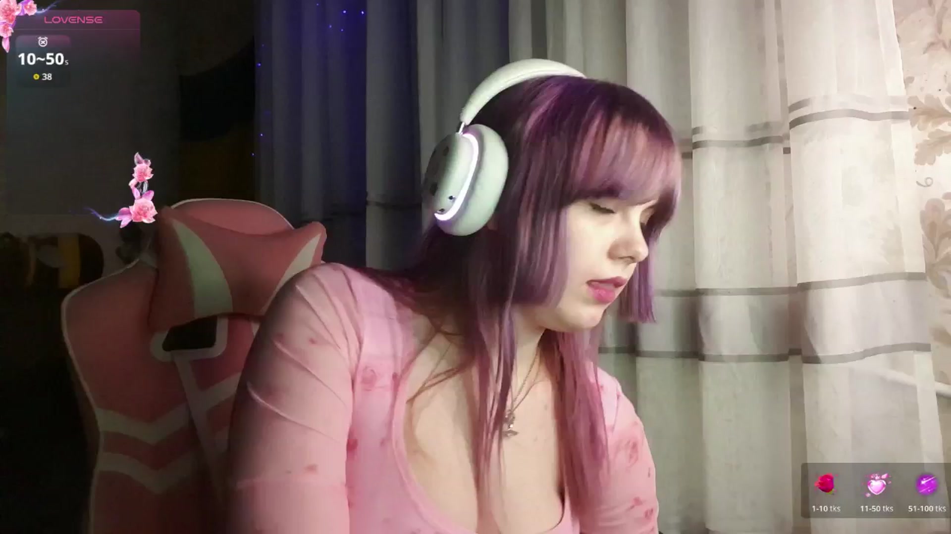 Gallery image thumbnail from LovelyKriss's myfreecams stream on, 03/03/2026, 04:12 image 7 of 20