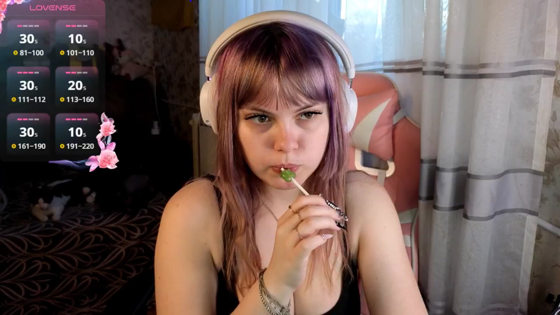 Gallery image thumbnail from LovelyKriss's myfreecams stream on, 03/17/2026, 04:17 image 16 of 20
