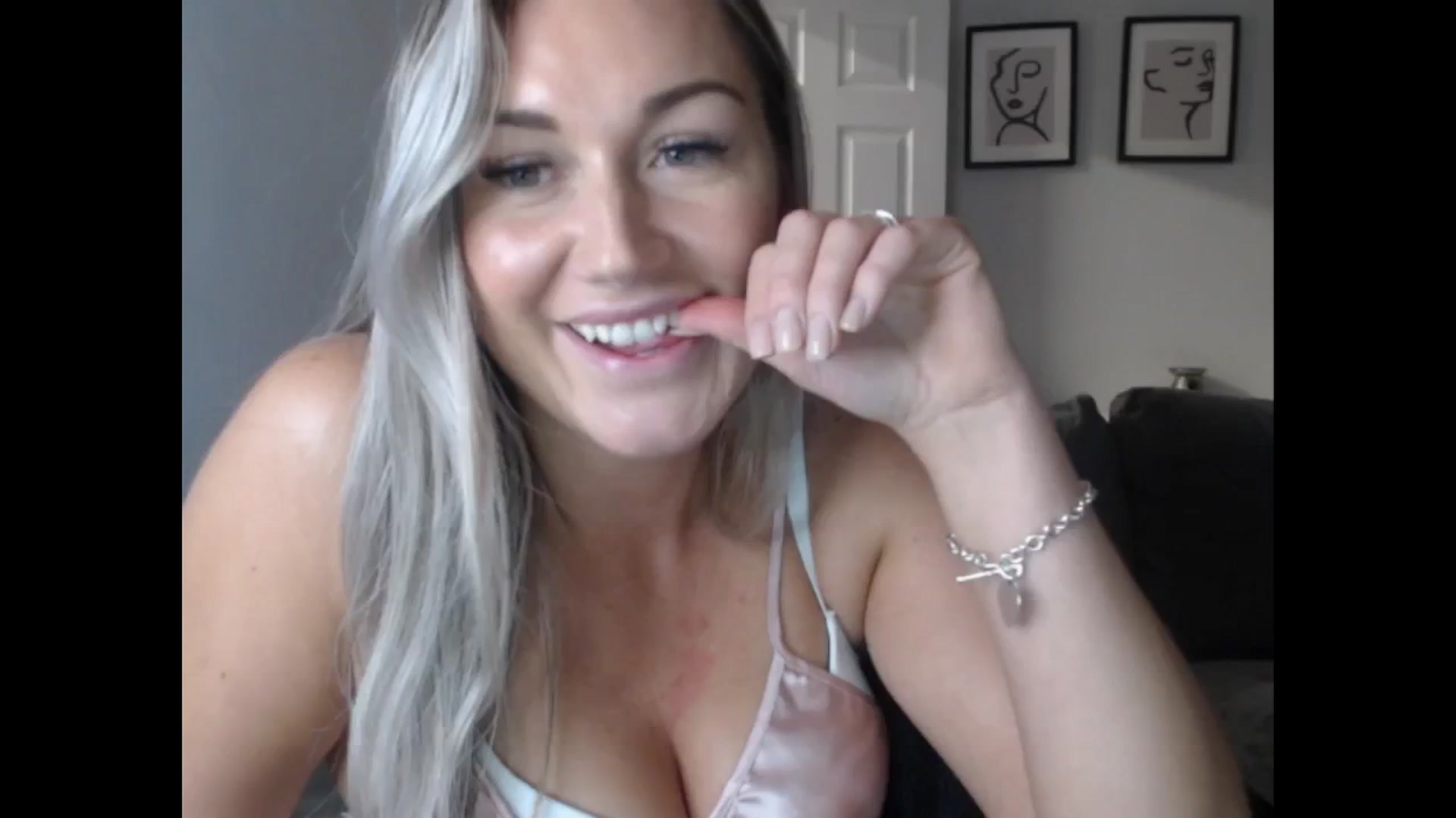 Gallery image thumbnail from LovelyLucy25's myfreecams stream on, 09/14/2024, 20:21 image 15 of 20