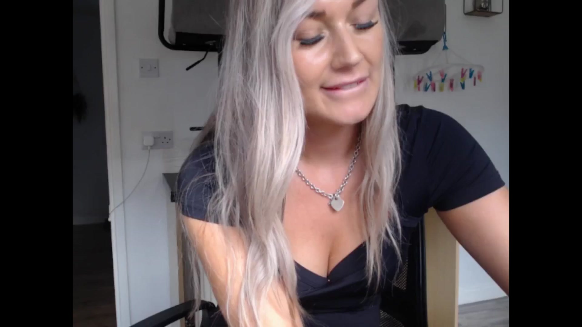 Gallery image thumbnail from LovelyLucy25's myfreecams stream on, 10/03/2024, 09:57 image 10 of 20