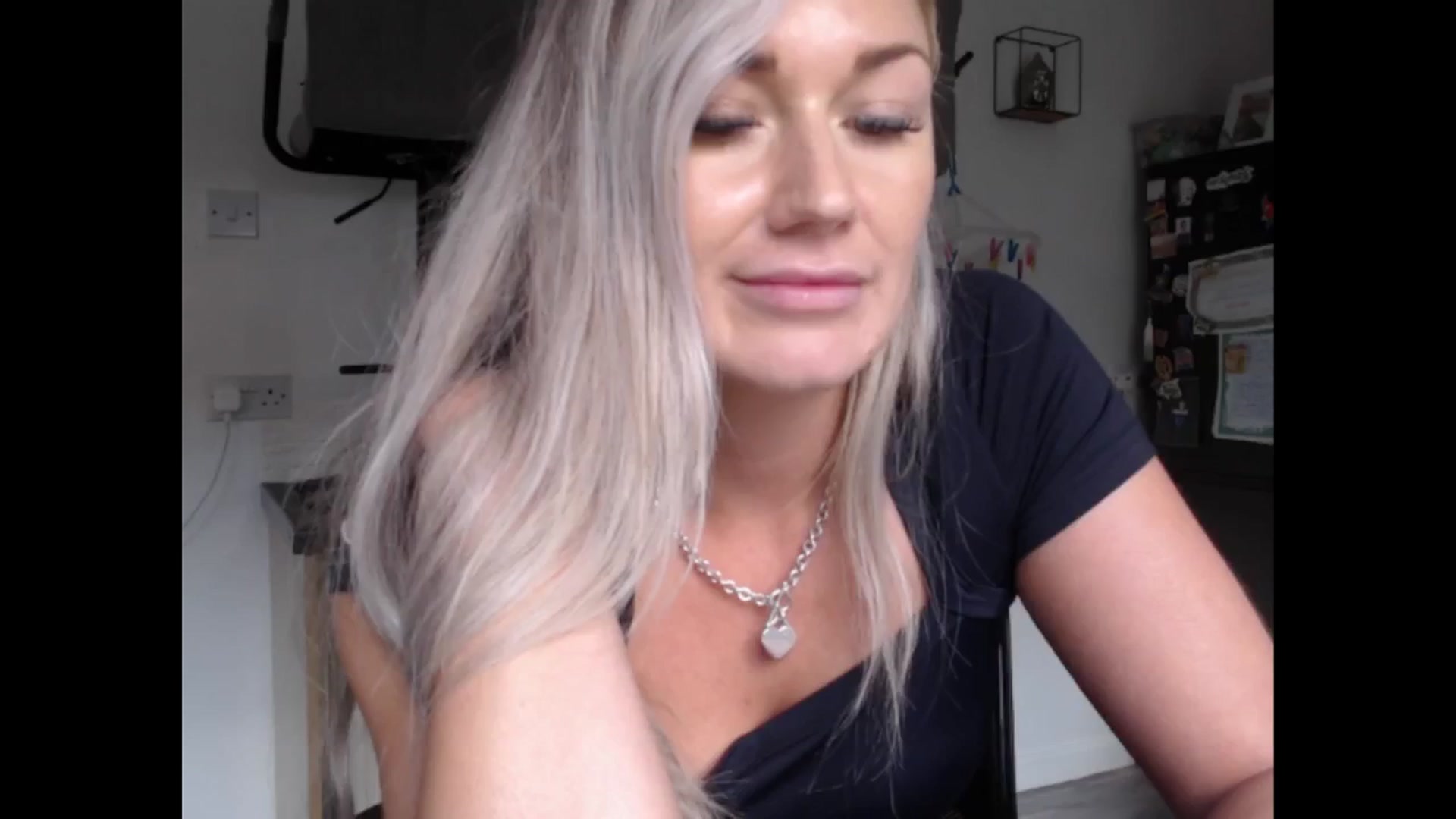 Gallery image thumbnail from LovelyLucy25's myfreecams stream on, 10/03/2024, 11:29 image 10 of 20
