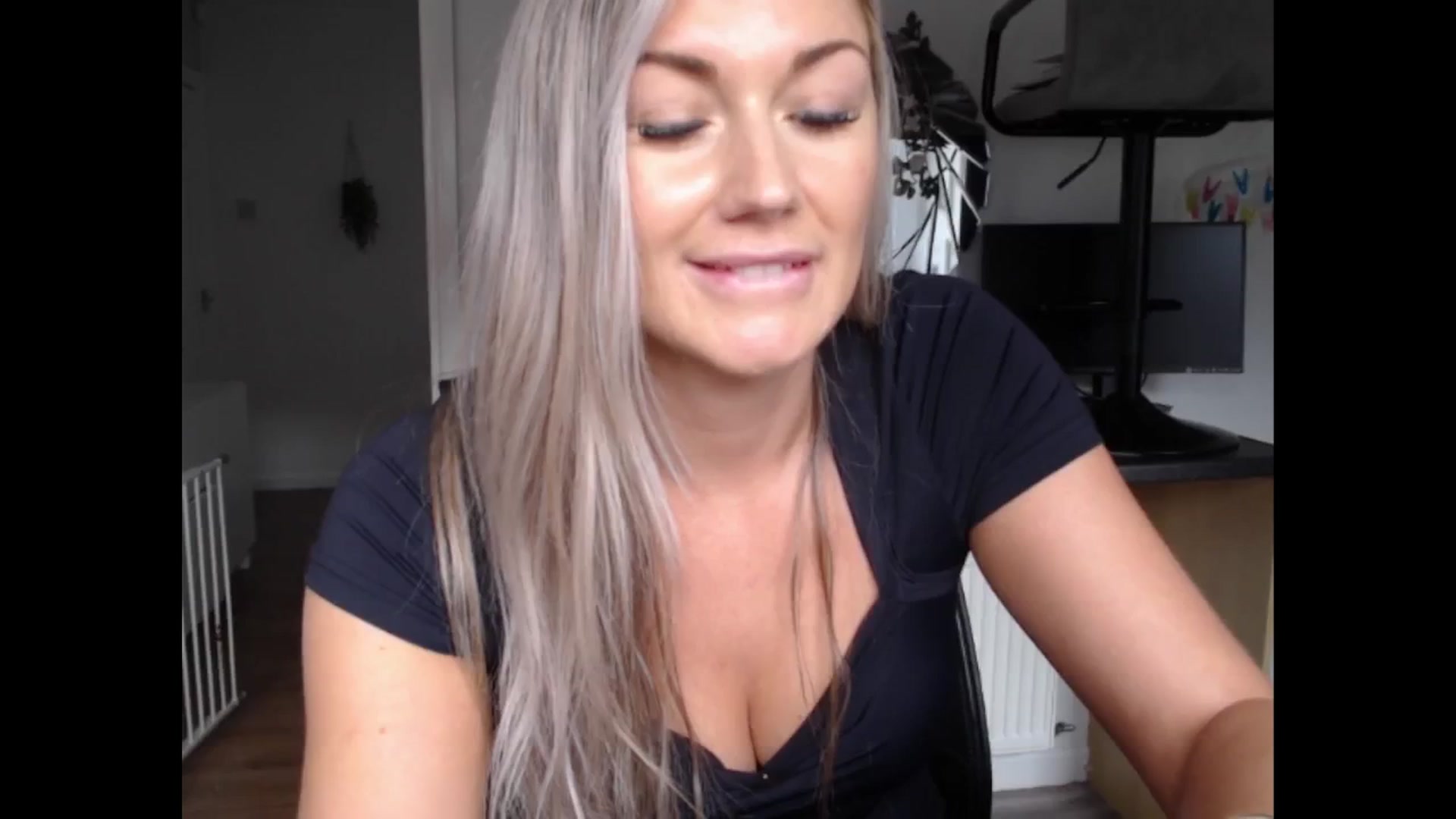 Gallery image thumbnail from LovelyLucy25's myfreecams stream on, 10/10/2024, 10:16 image 1 of 20
