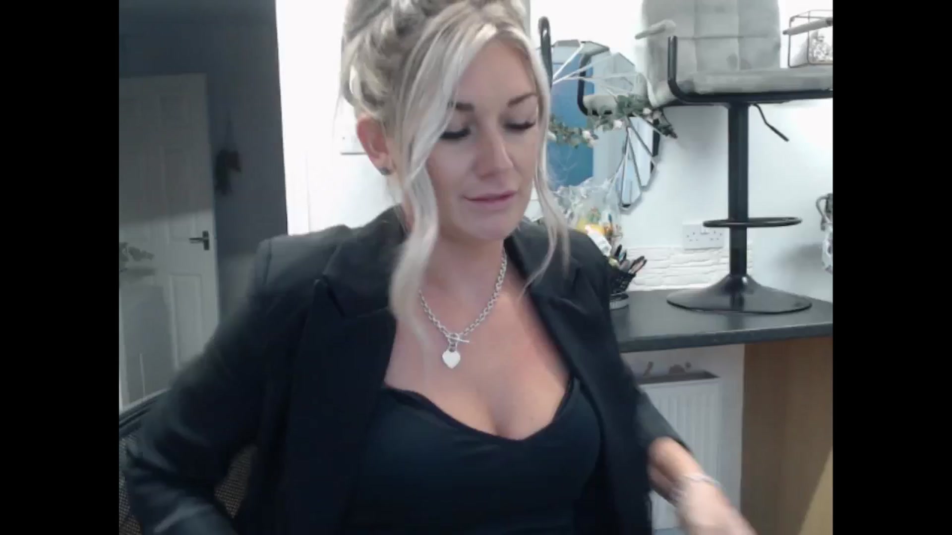 Gallery image thumbnail from LovelyLucy25's myfreecams stream on, 11/12/2024, 16:13 image 8 of 20