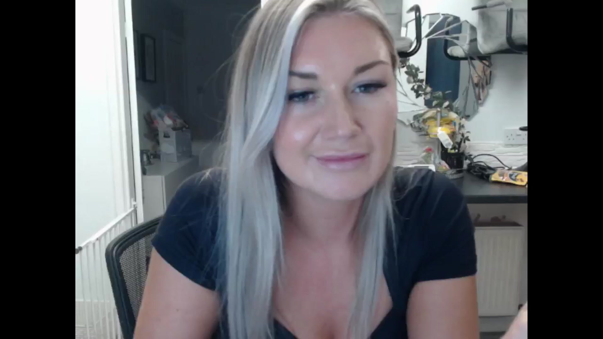 Gallery image thumbnail from LovelyLucy25's myfreecams stream on, 11/14/2024, 16:27 image 16 of 20