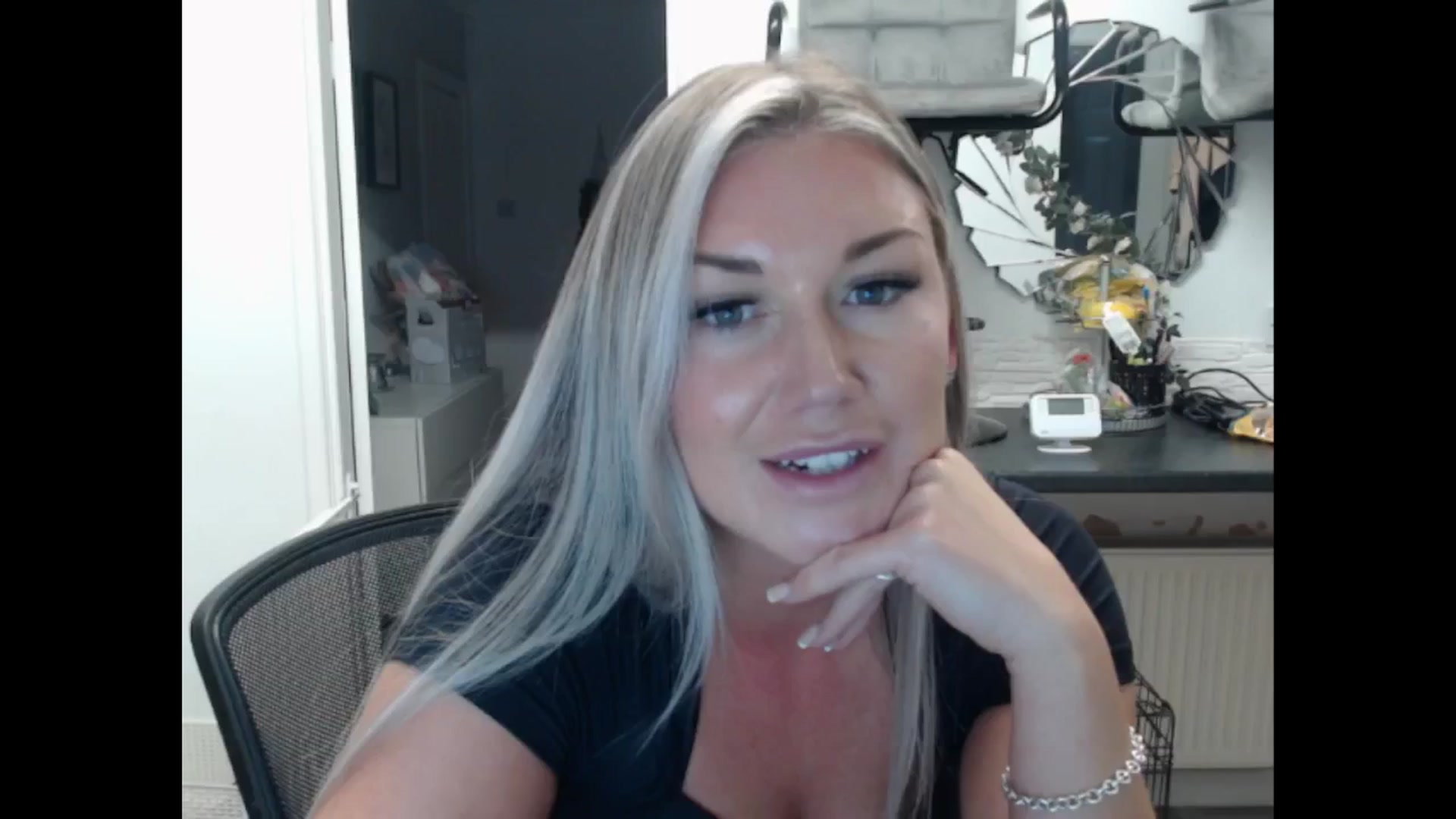 Gallery image thumbnail from LovelyLucy25's myfreecams stream on, 11/14/2024, 17:45 image 9 of 20