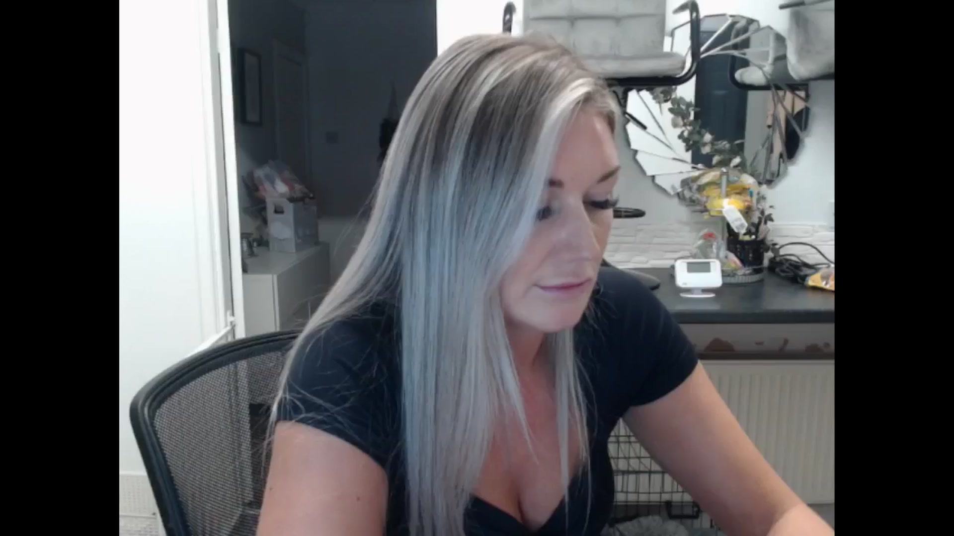 Gallery image thumbnail from LovelyLucy25's myfreecams stream on, 11/14/2024, 17:45 image 5 of 20