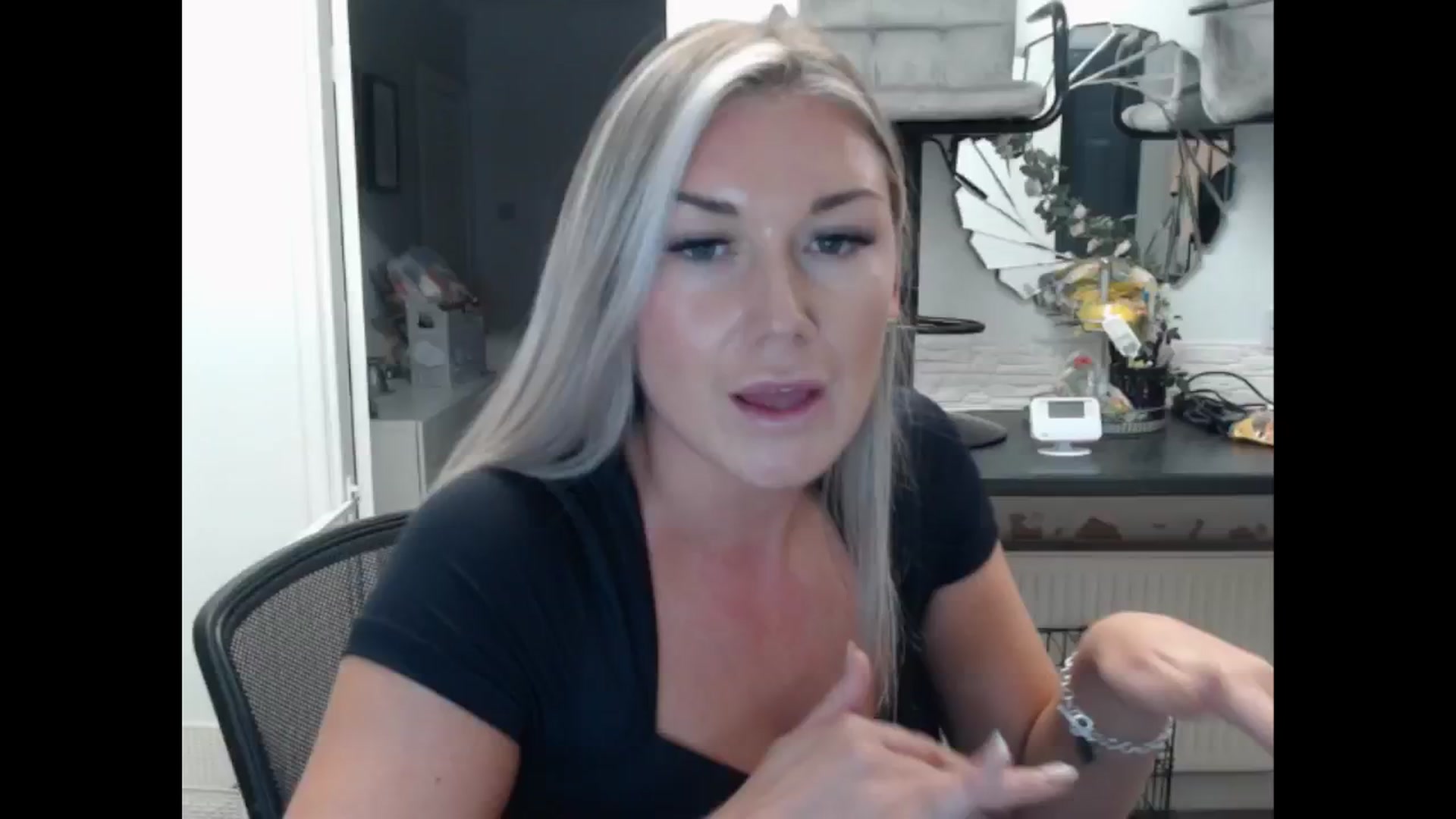 Gallery image thumbnail from LovelyLucy25's myfreecams stream on, 11/14/2024, 17:45 image 6 of 20
